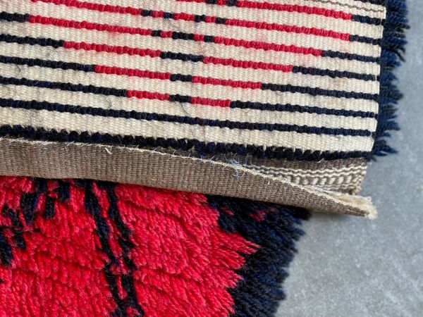 Tapis Rya scandinave Rouge Et Noir Du milieu Du Siècle 133x76cm