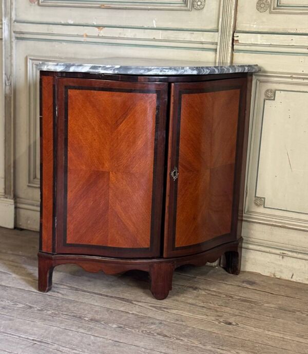 Paire de consoles en placage d’acajou et bois de rose, marbre bleu turquin