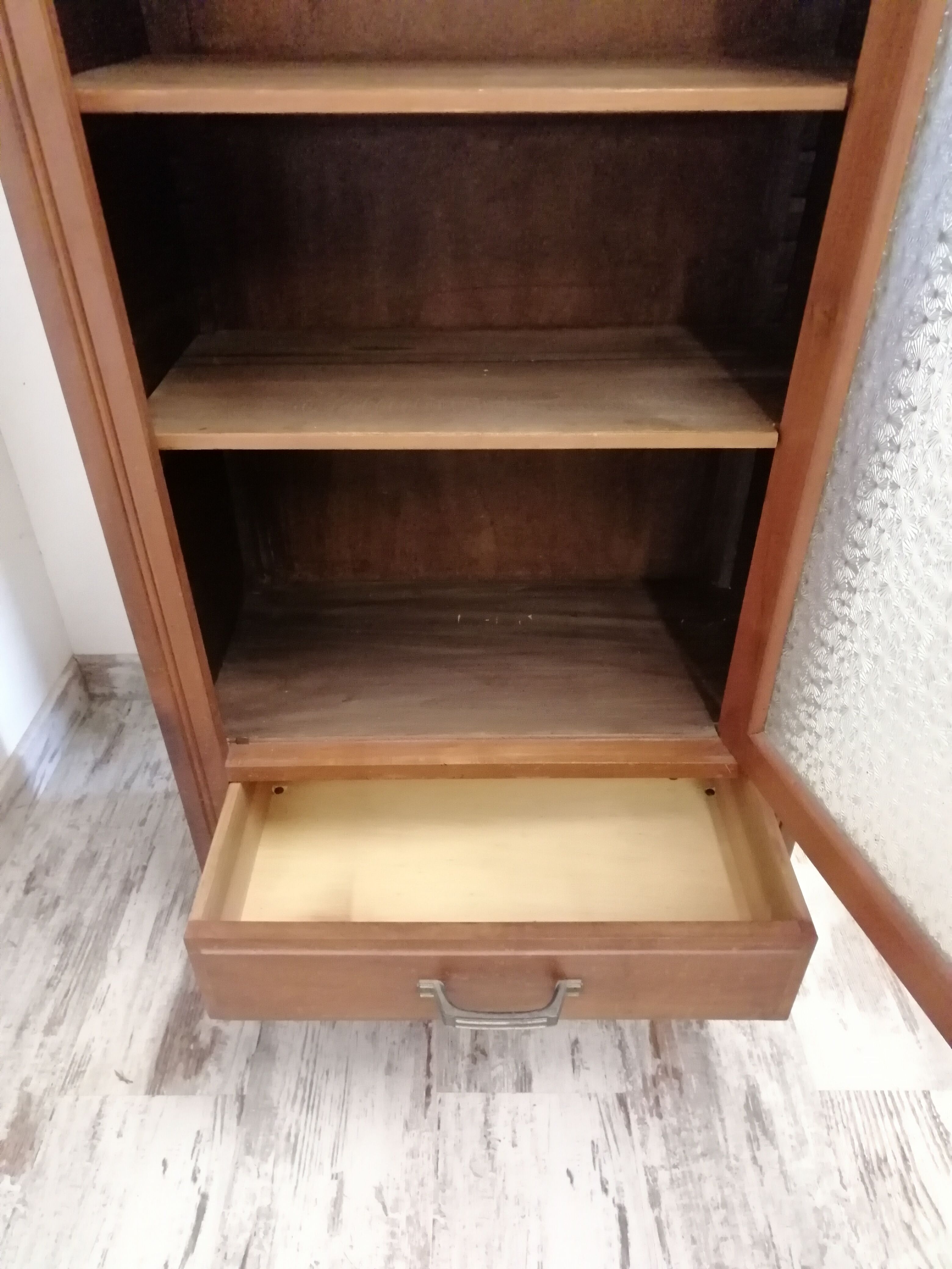 Showcase / glazed furniture