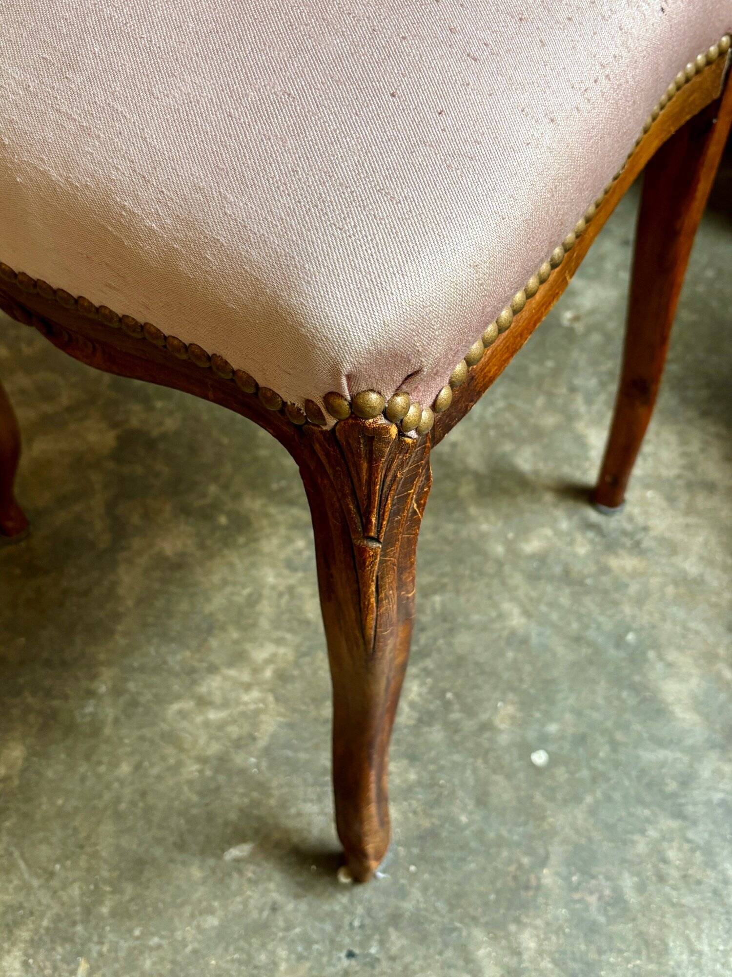 Chaise en bois ciselé et tissu rose poudré