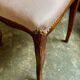 Chaise en bois ciselé et tissu rose poudré