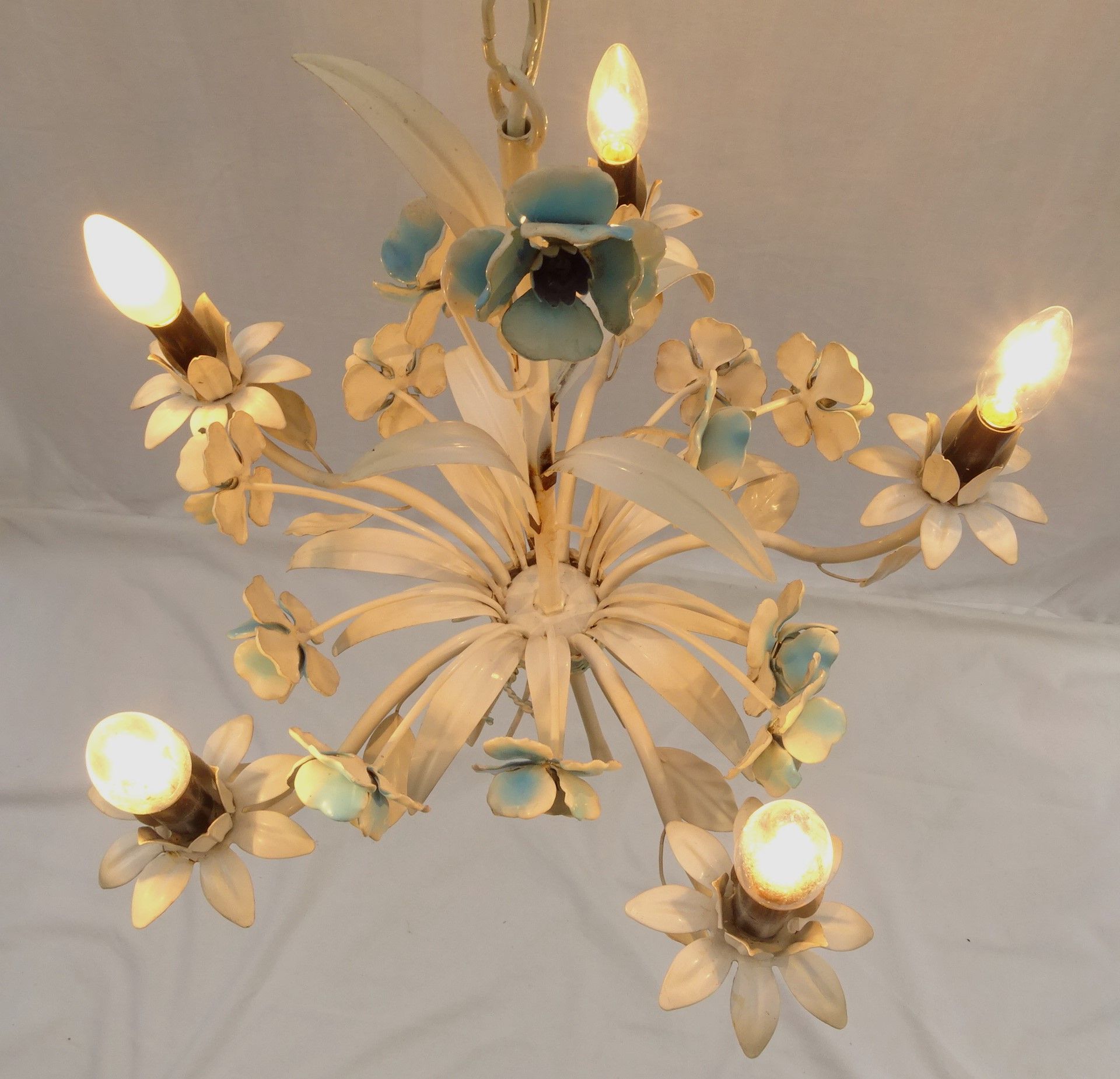 Vintage chandelier bouquet of blue flowers 5 candles in painted sheet metal.