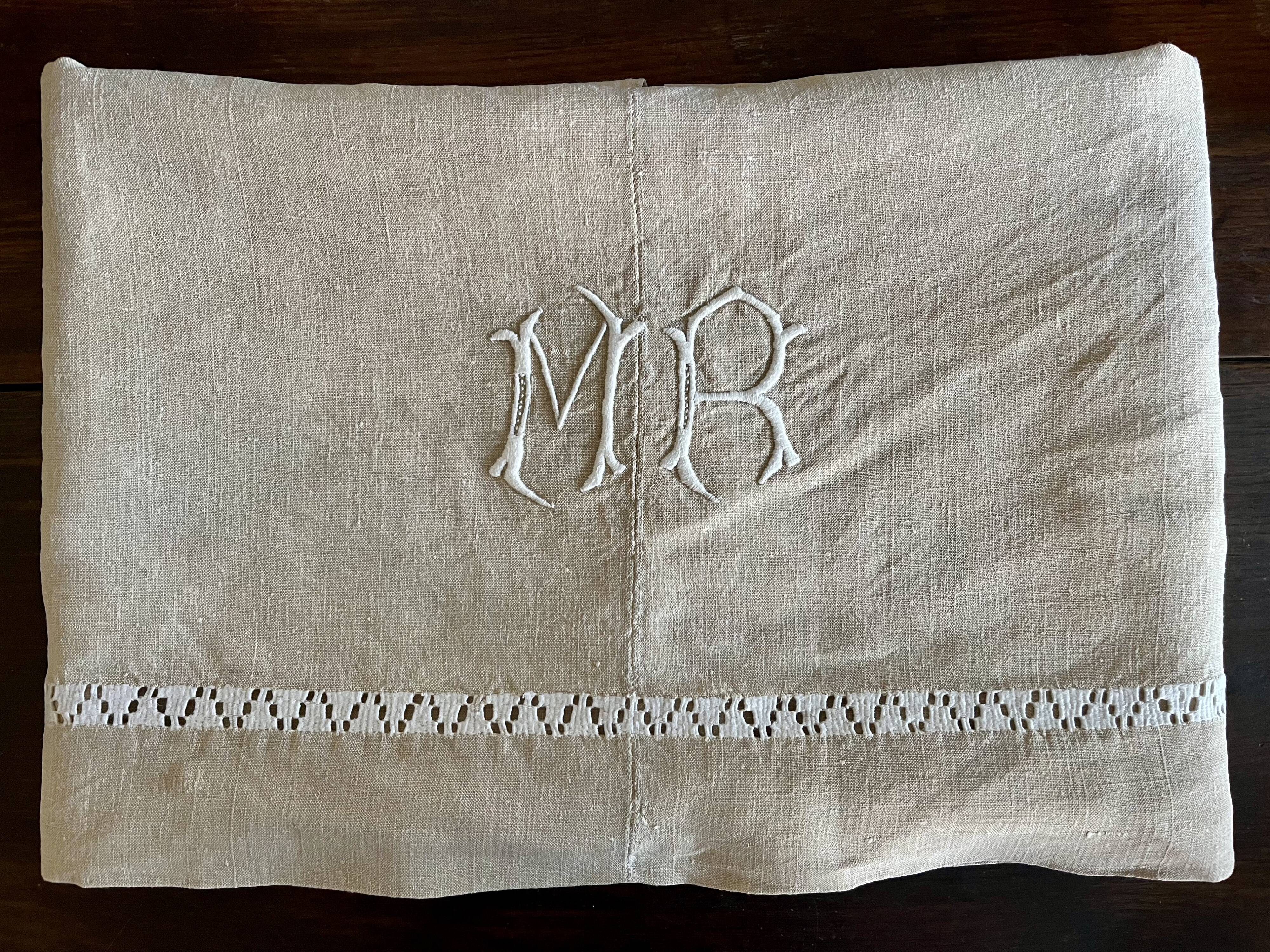 Drap en lin brodé avec monogramme MR