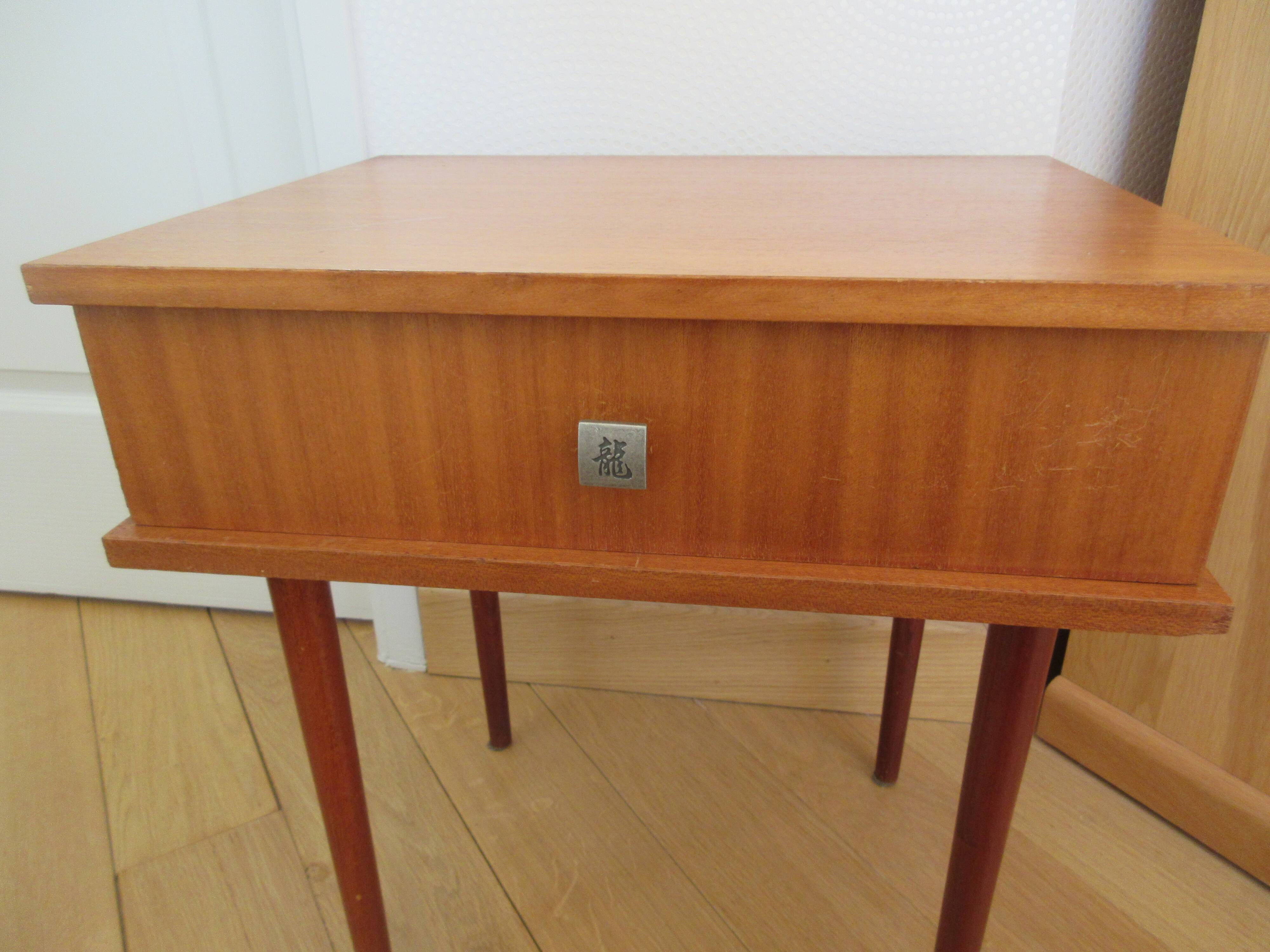 Bedside table compass feet