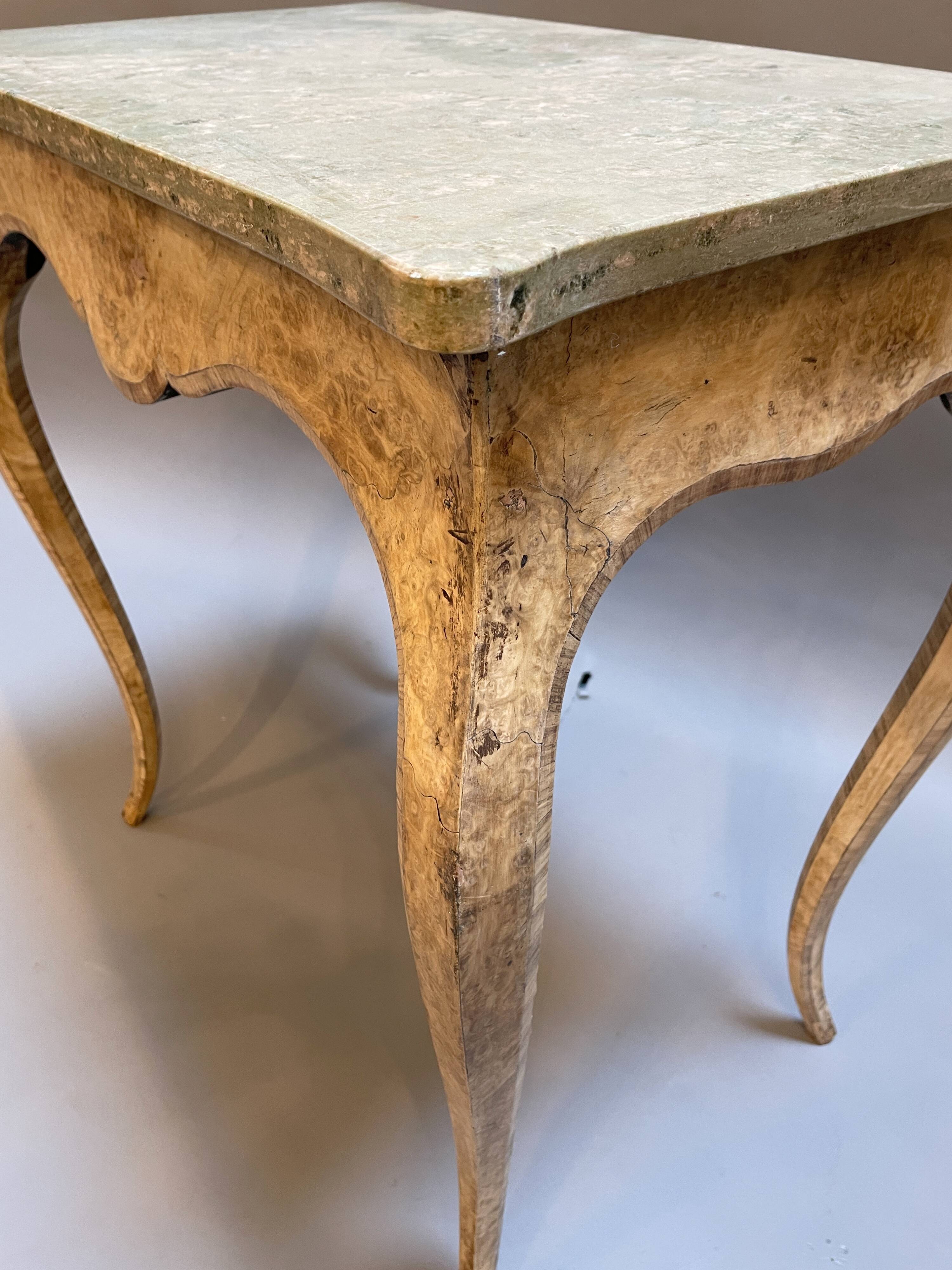 Petite table d'appoint victorienne en noyer