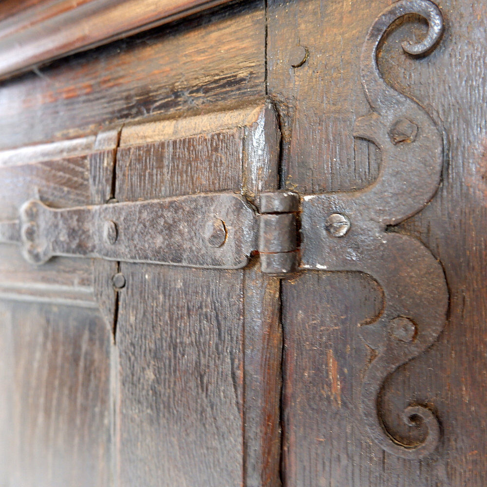 Small rustic buffet in solid wood - 2 doors and ball feet.