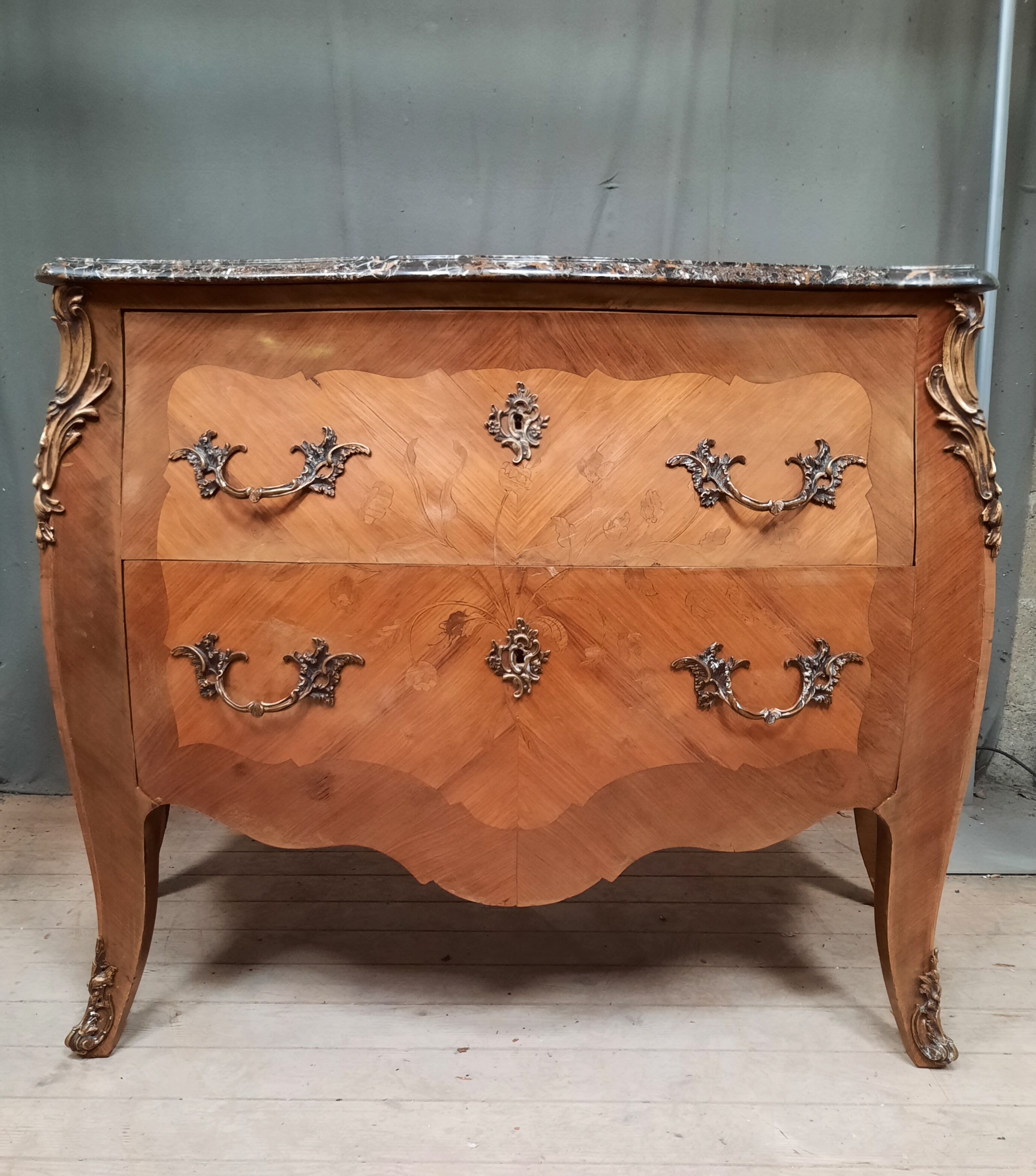 Commode en marquetterie style Louis XVI