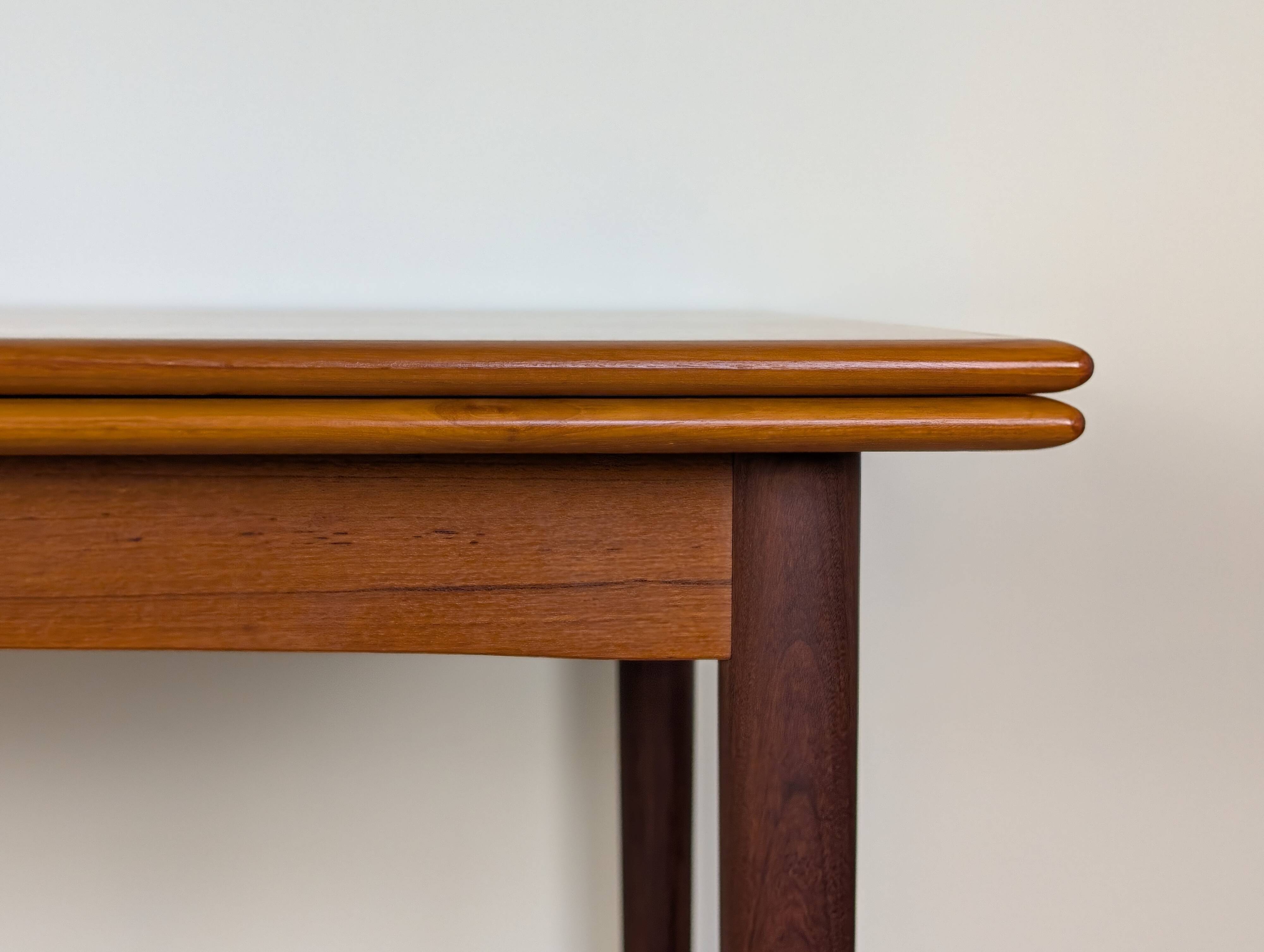 Scandinavian extendable table