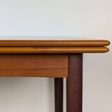 Scandinavian extendable table