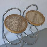 2 tabourets de bar tubulaires chromés et en rotin | Années 1970