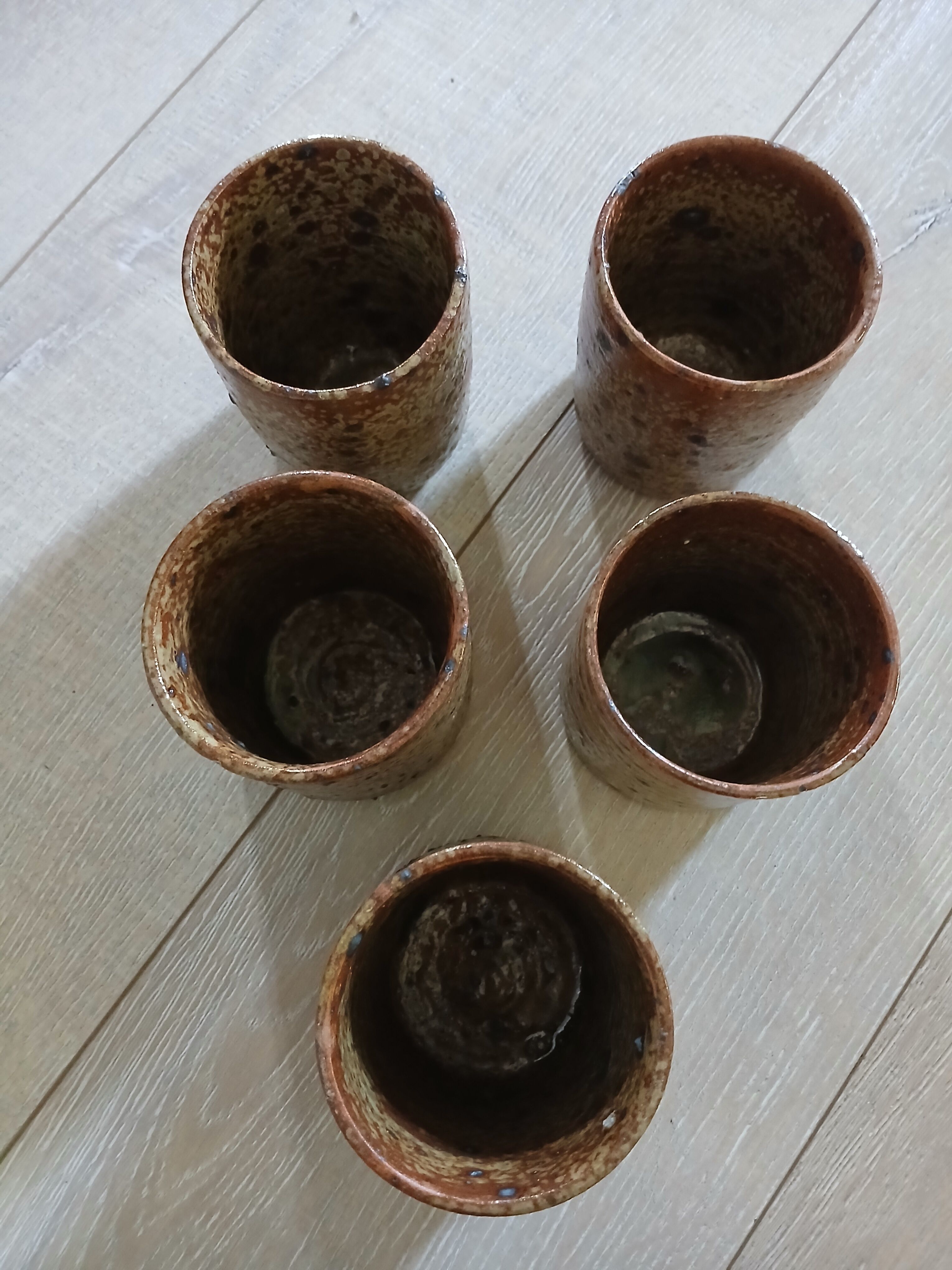 5 mugs / verres anciens en grès pyrite