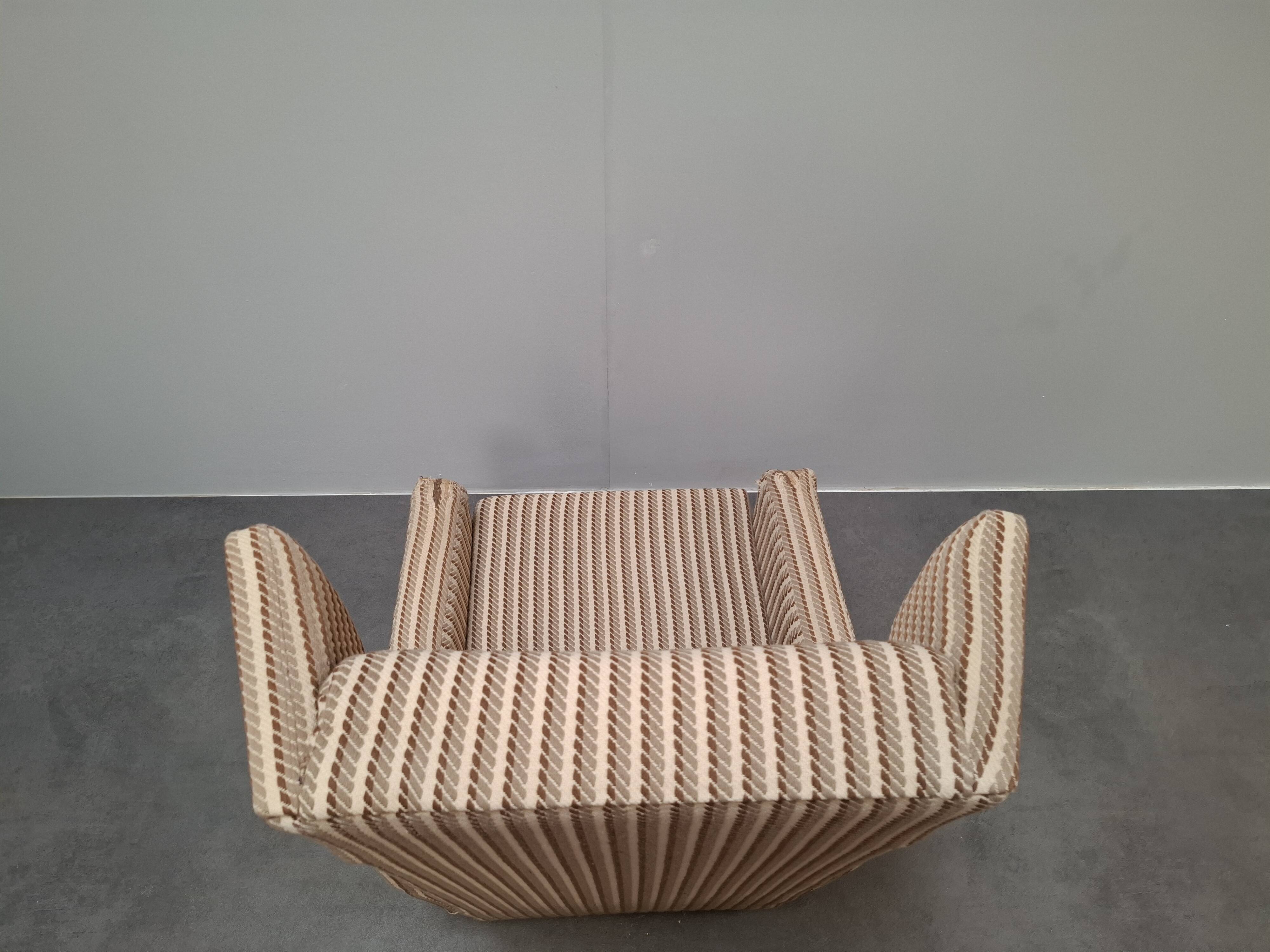 Fauteuil à oreilles de style mid-century moderne