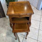 Guéridon ensemble gueridon et tabouret de style Louis XV en chêne massif