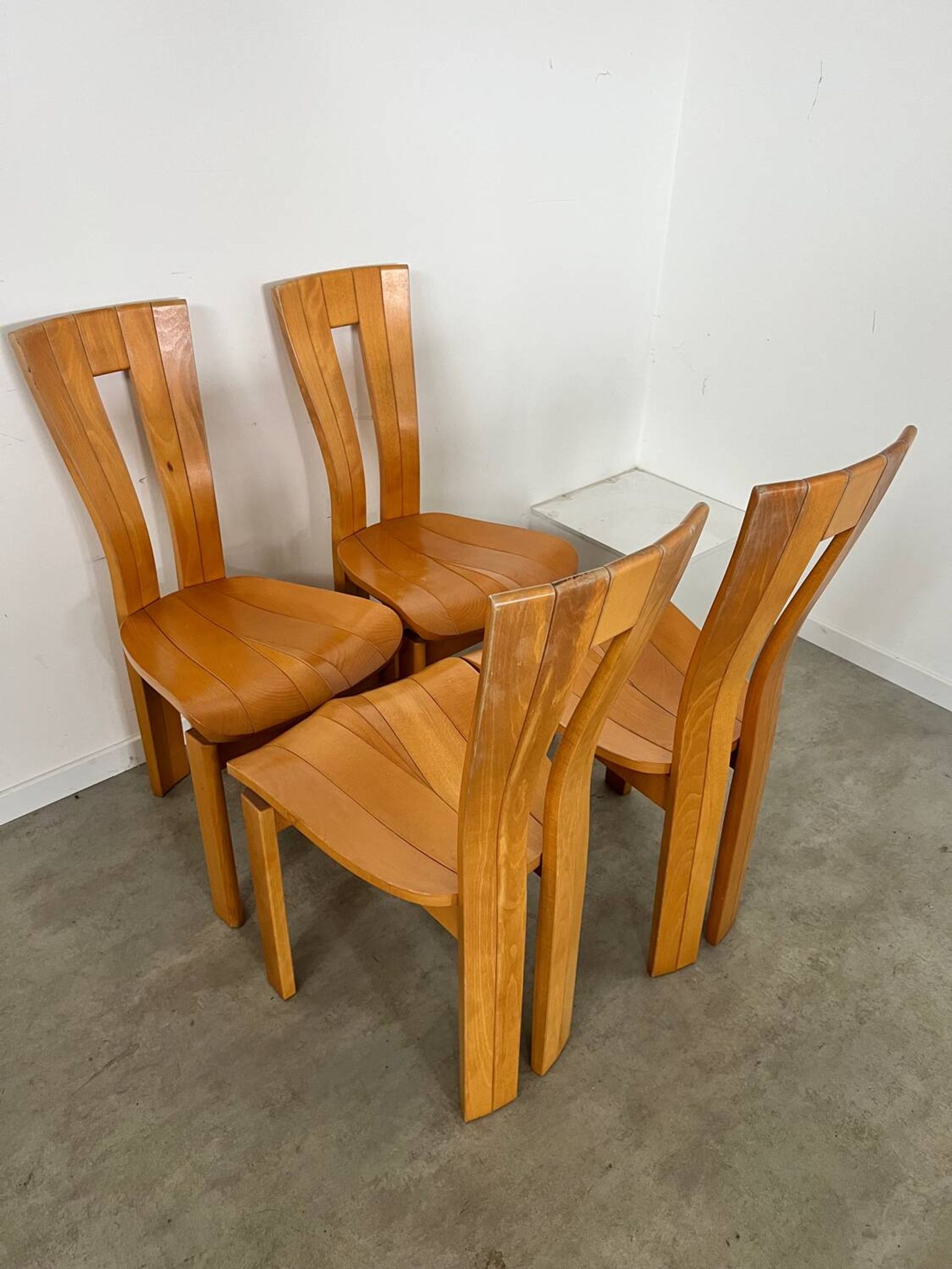 4 old French design solid elm chairs from the 70s vintage