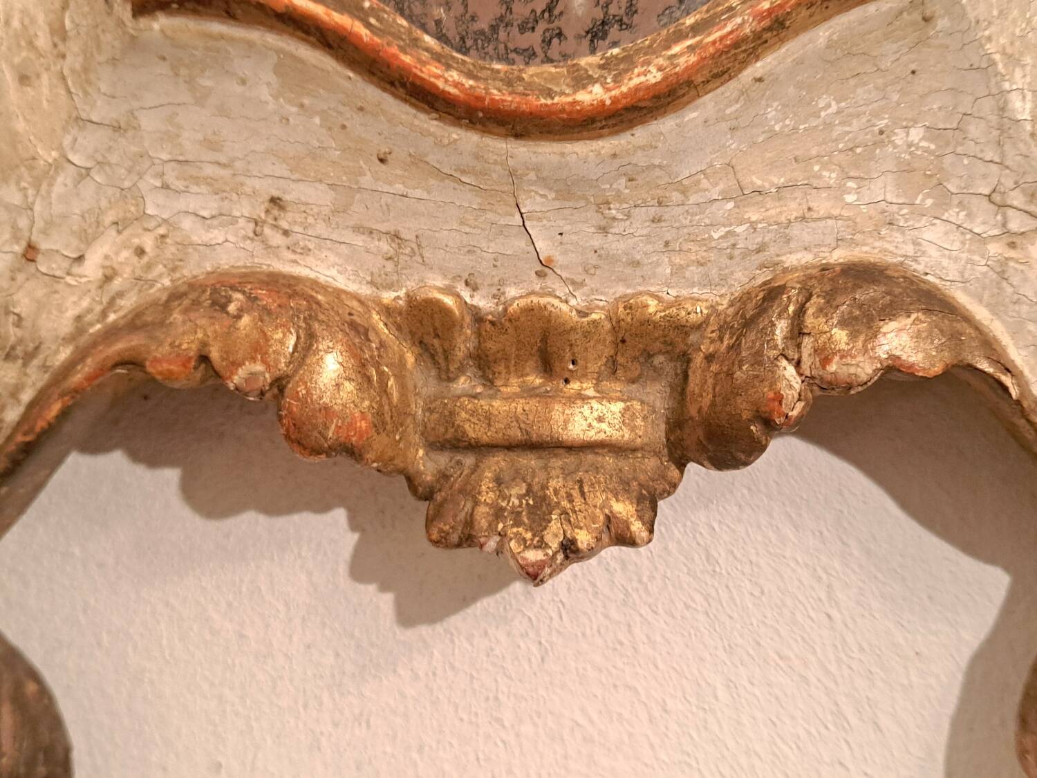 18th century Italian mirror in gilded and painted wood