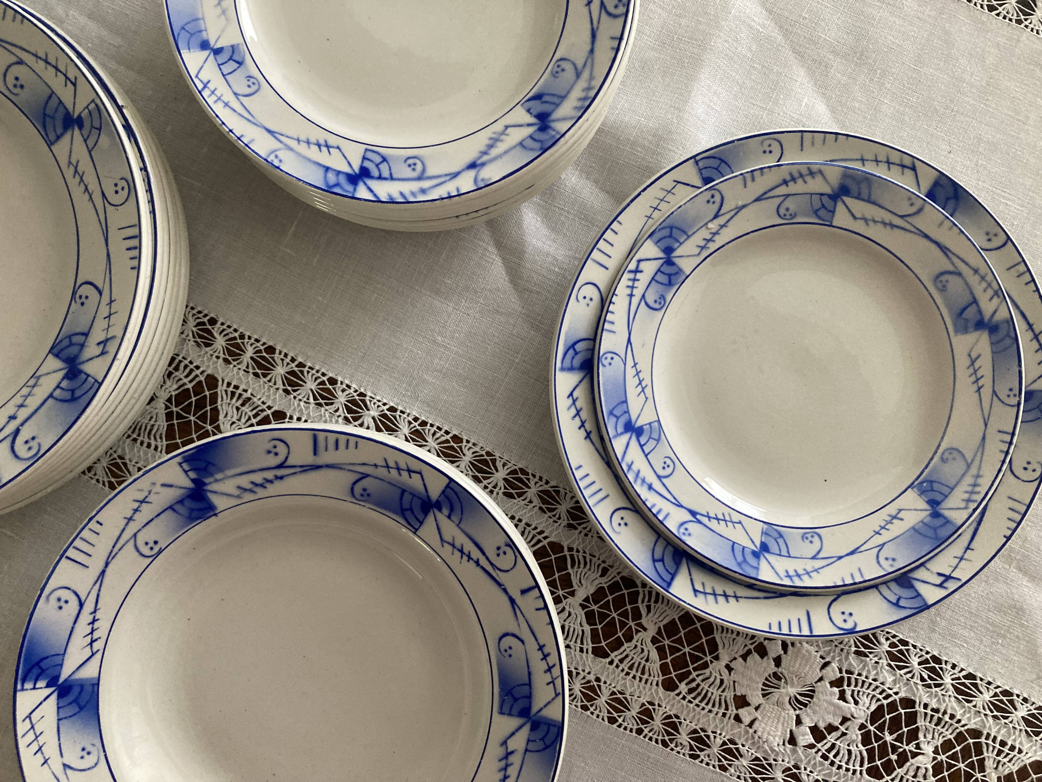 Service for 10 people in Saint-Amand earthenware from the 1930s
