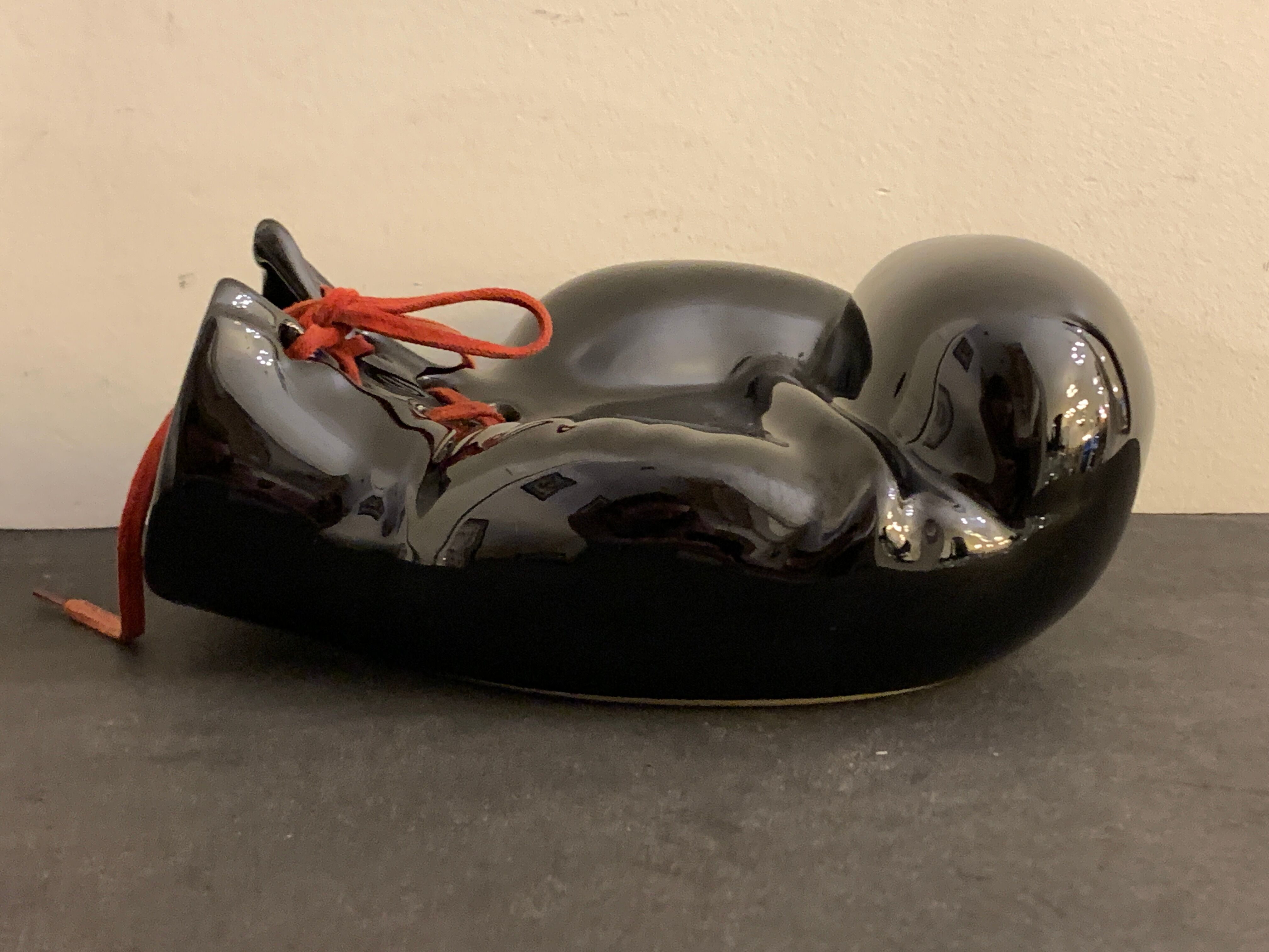 Ashtray or empty pocket in black ceramic, boxing glove JC. Peire, 1970