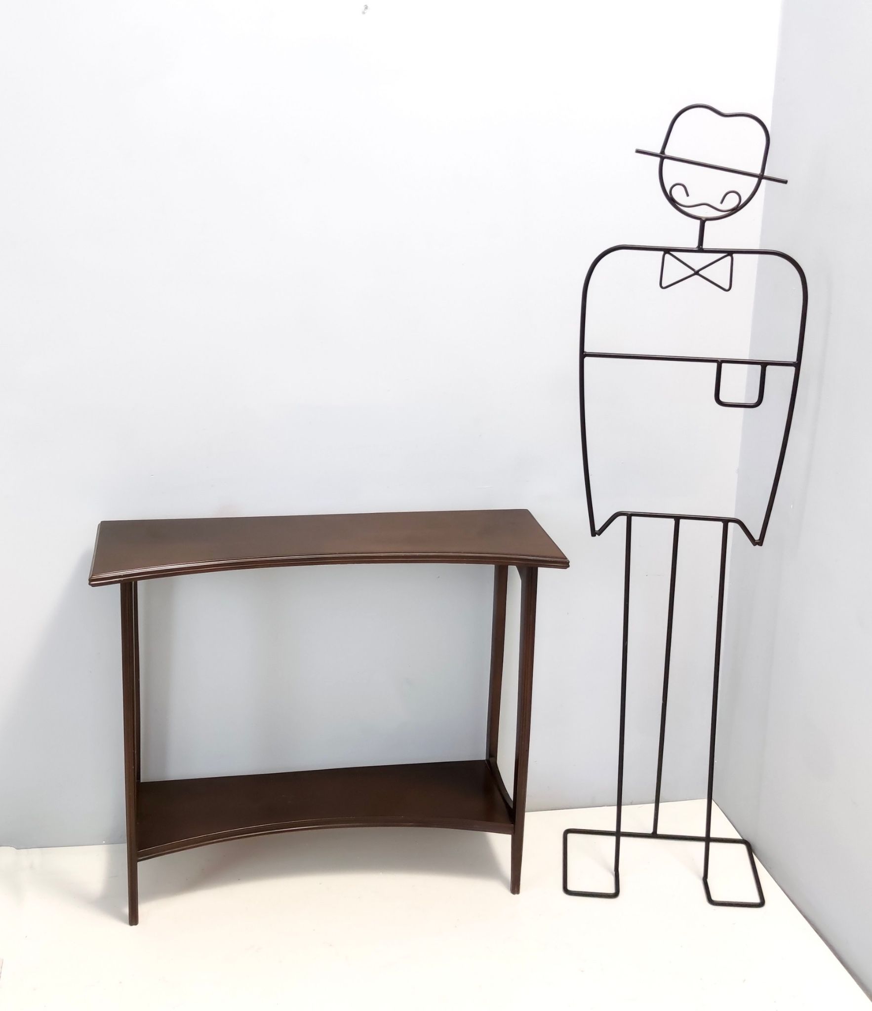 Table console en hêtre ébénisé postmoderne avec une étagère inférieure, Italie