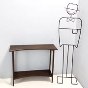 Table console en hêtre ébénisé postmoderne avec une étagère inférieure, Italie