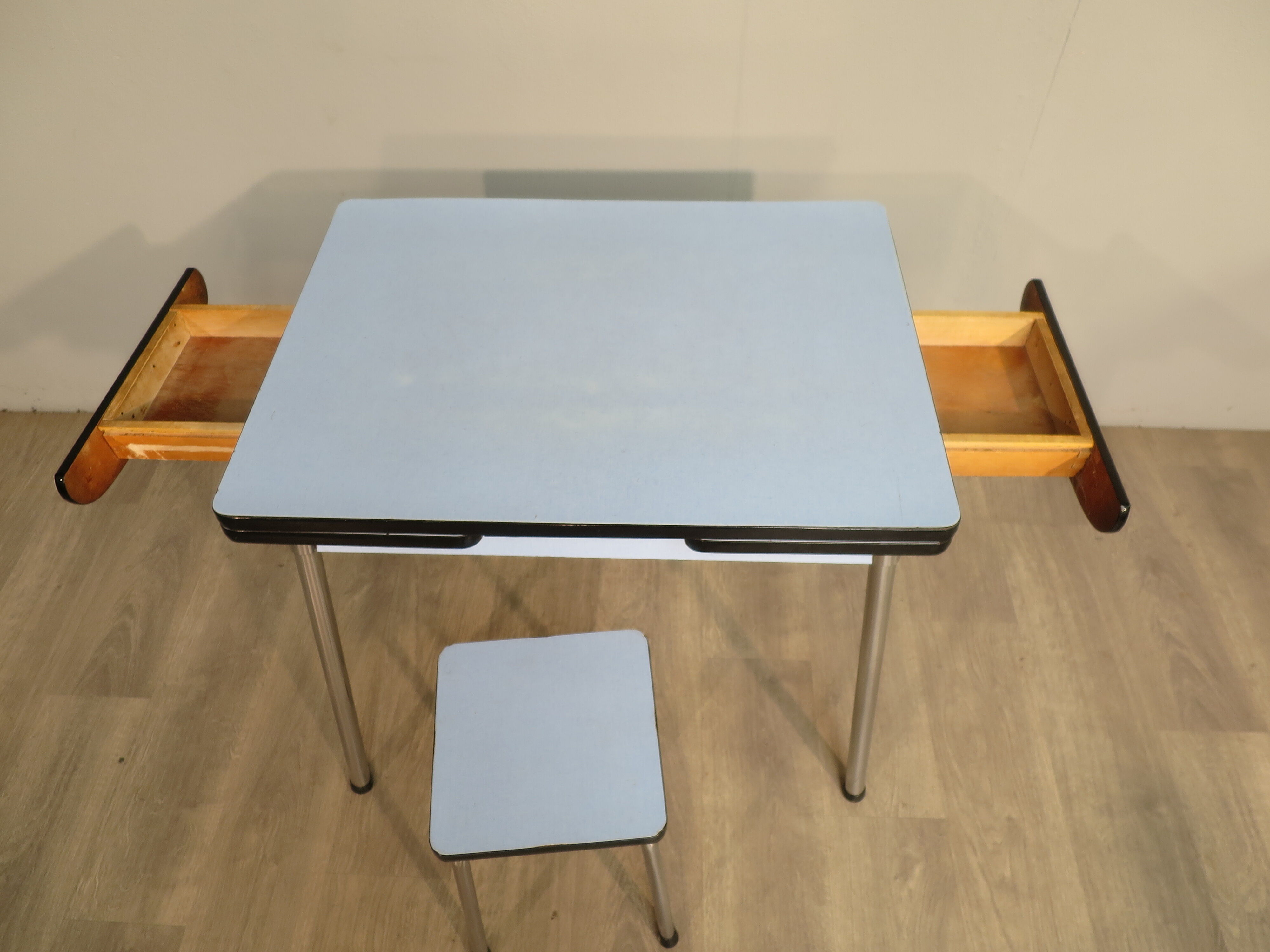 Table et tabouret en formica bleu
