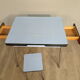 Table et tabouret en formica bleu