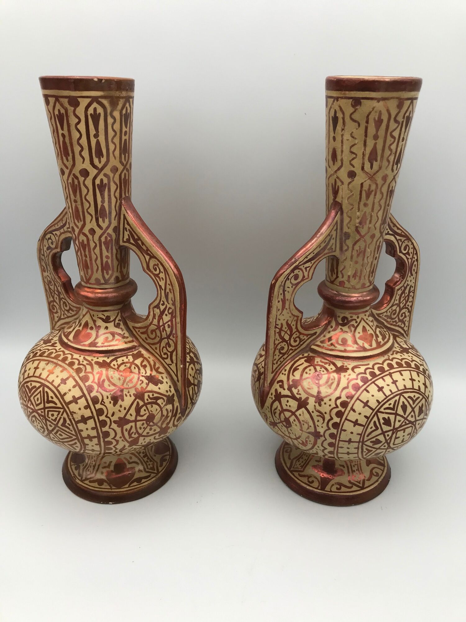 Pair of vases in faïence hispano mauresque decoration arabasques irise reflections metal