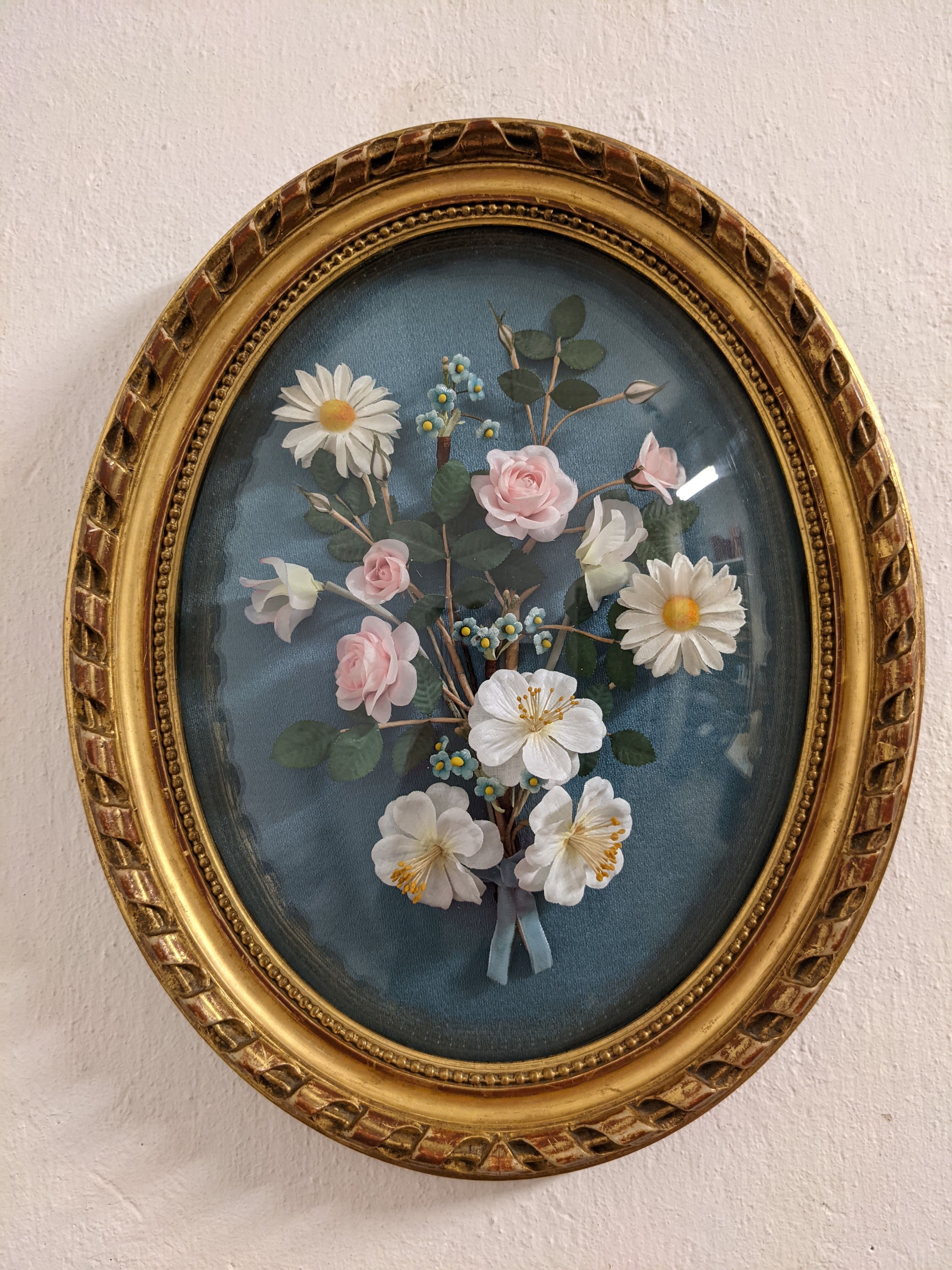 Cadre ovale en verre bombé et décor de fleurs