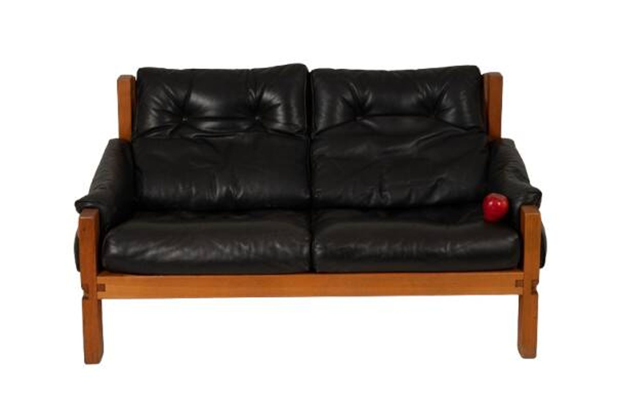 Pierre Chapo.  Canapé S22 à deux places, en orme et cuir noir. 1970