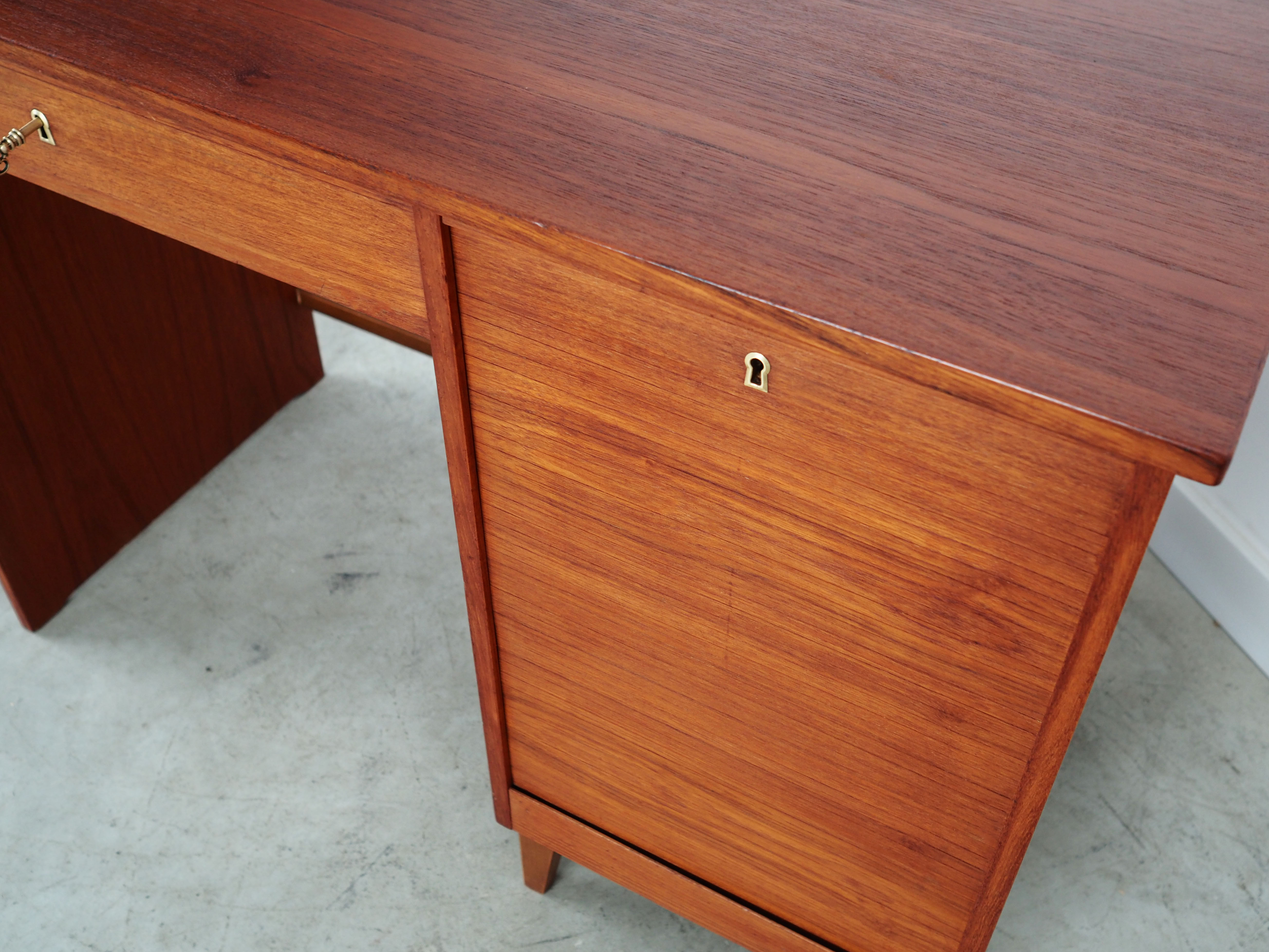 Bureau en teck, design danois, années 1960, production: Danemark