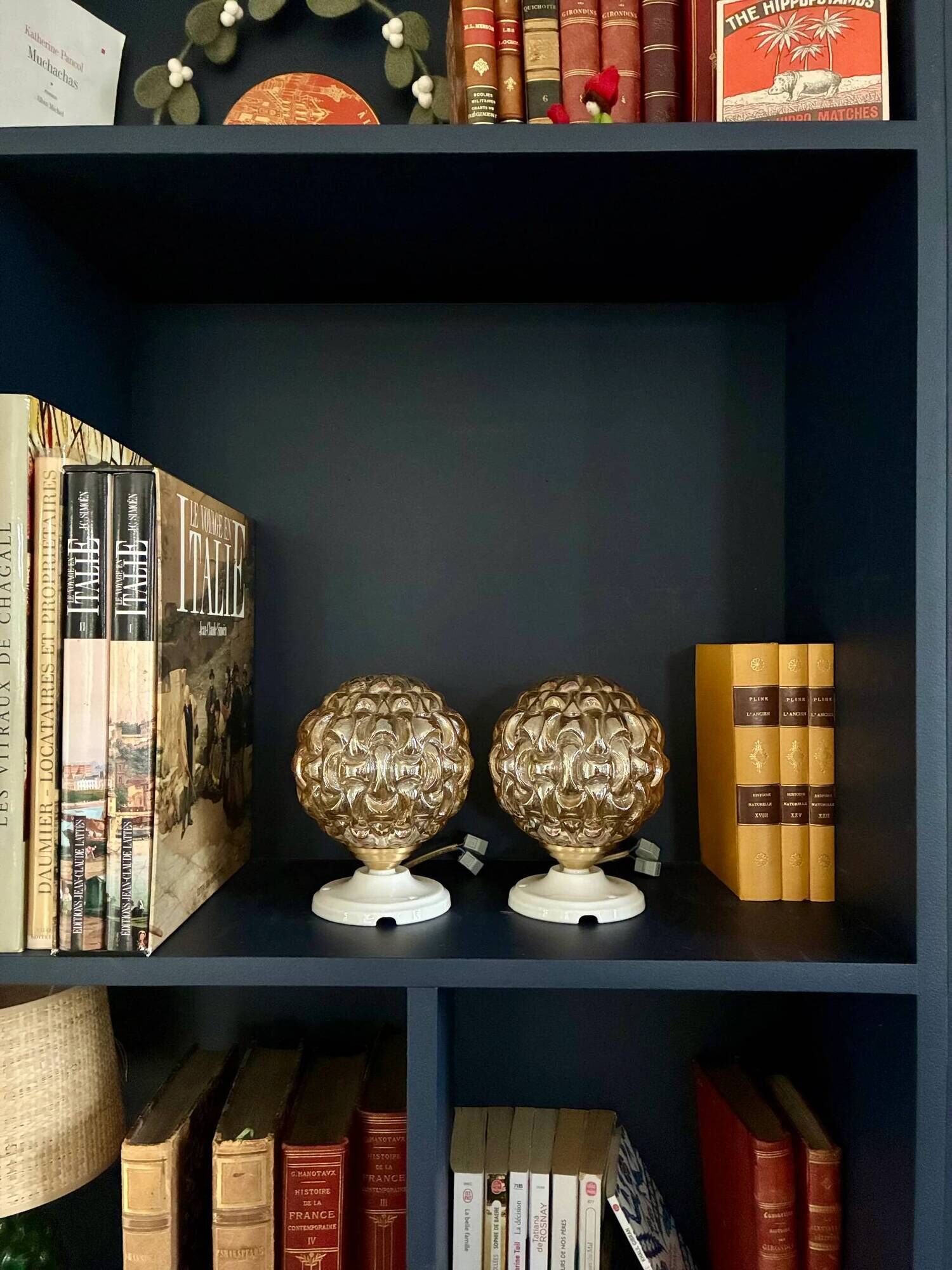 Pair of "Globe" wall lights in amber glass and ceramic - 1970.