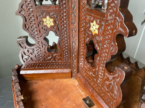 Table turque ottomane antique avec incrustations et sculptures complexes