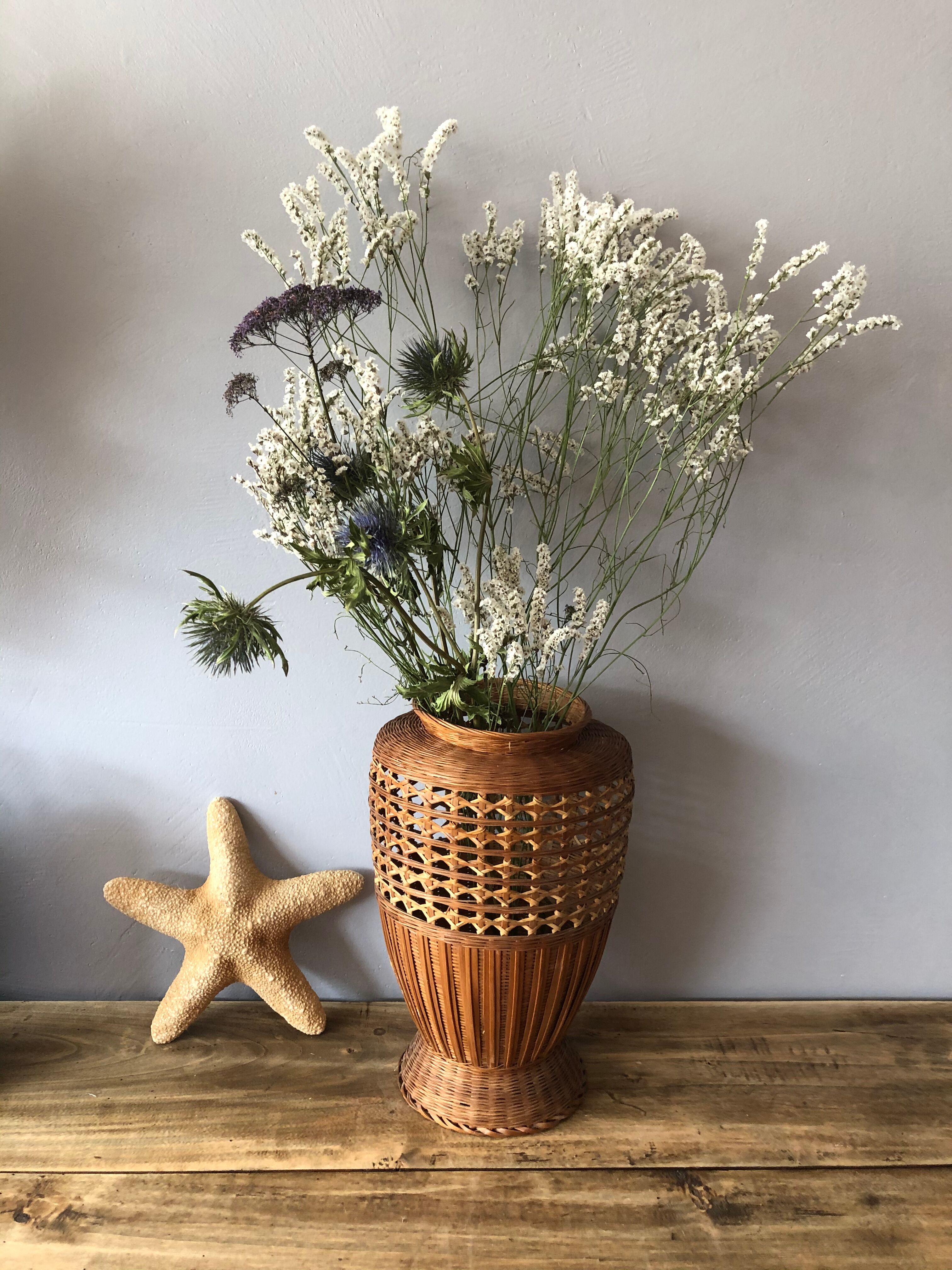 Cache jar in rattan or vase for dry bouquet