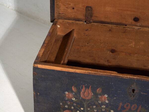 Antique trunk with floral motifs (Year 1901)
