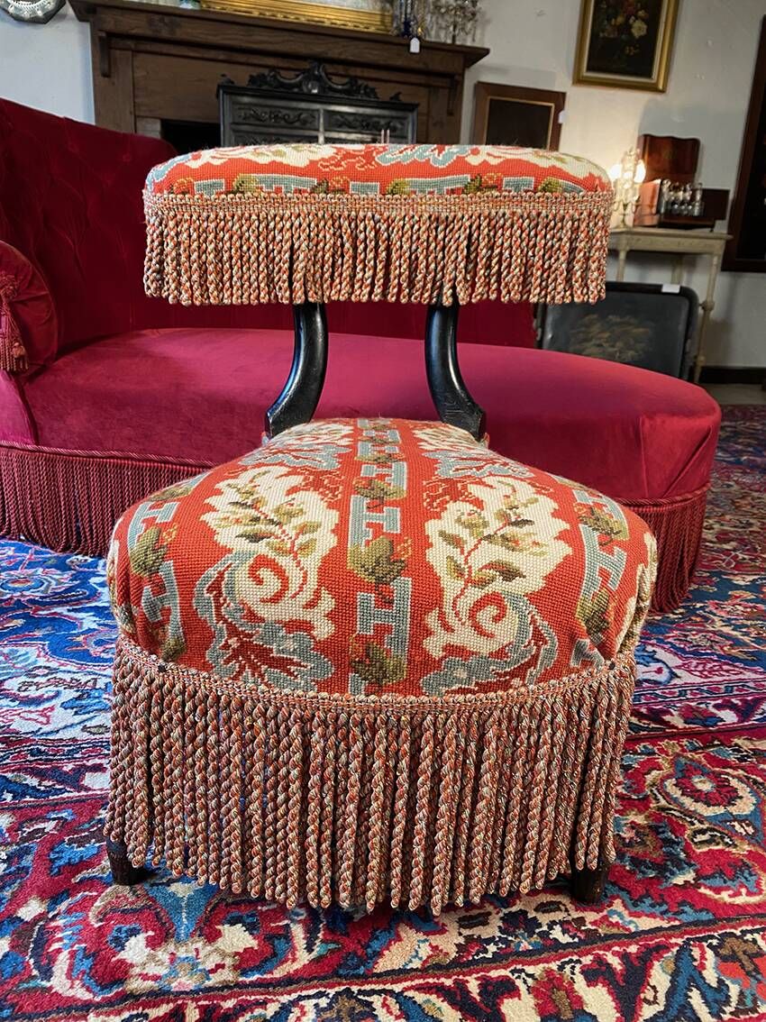 Chaise voyeuse époque Napoléon III en bois noirci, garnie d’une tapisserie