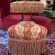 Chaise voyeuse époque Napoléon III en bois noirci, garnie d’une tapisserie