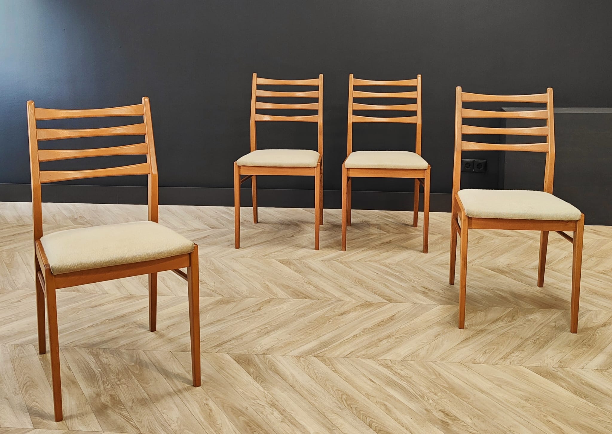 Set 4 dining table chairs