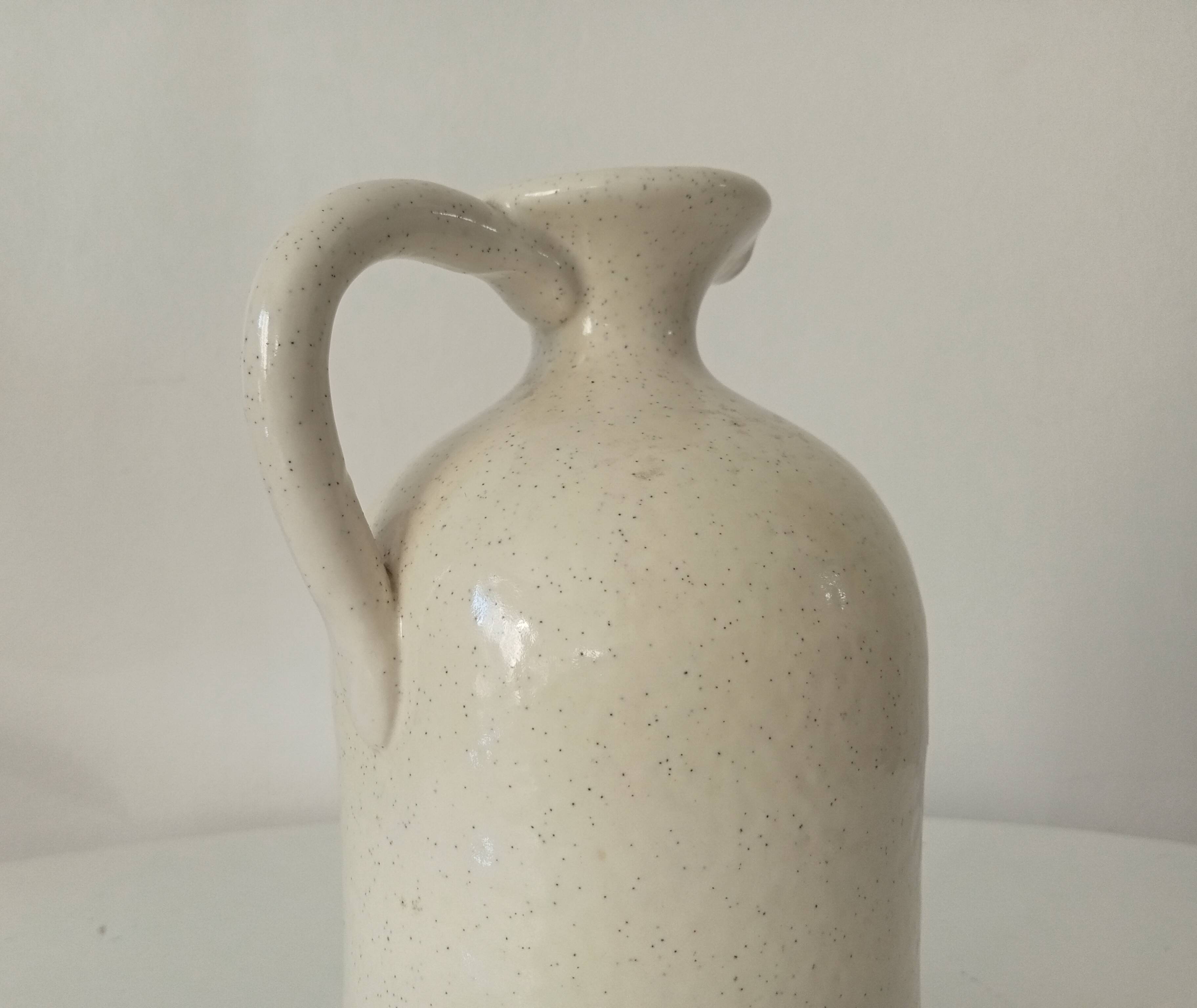 Pichet vintage en grès vernissée signé