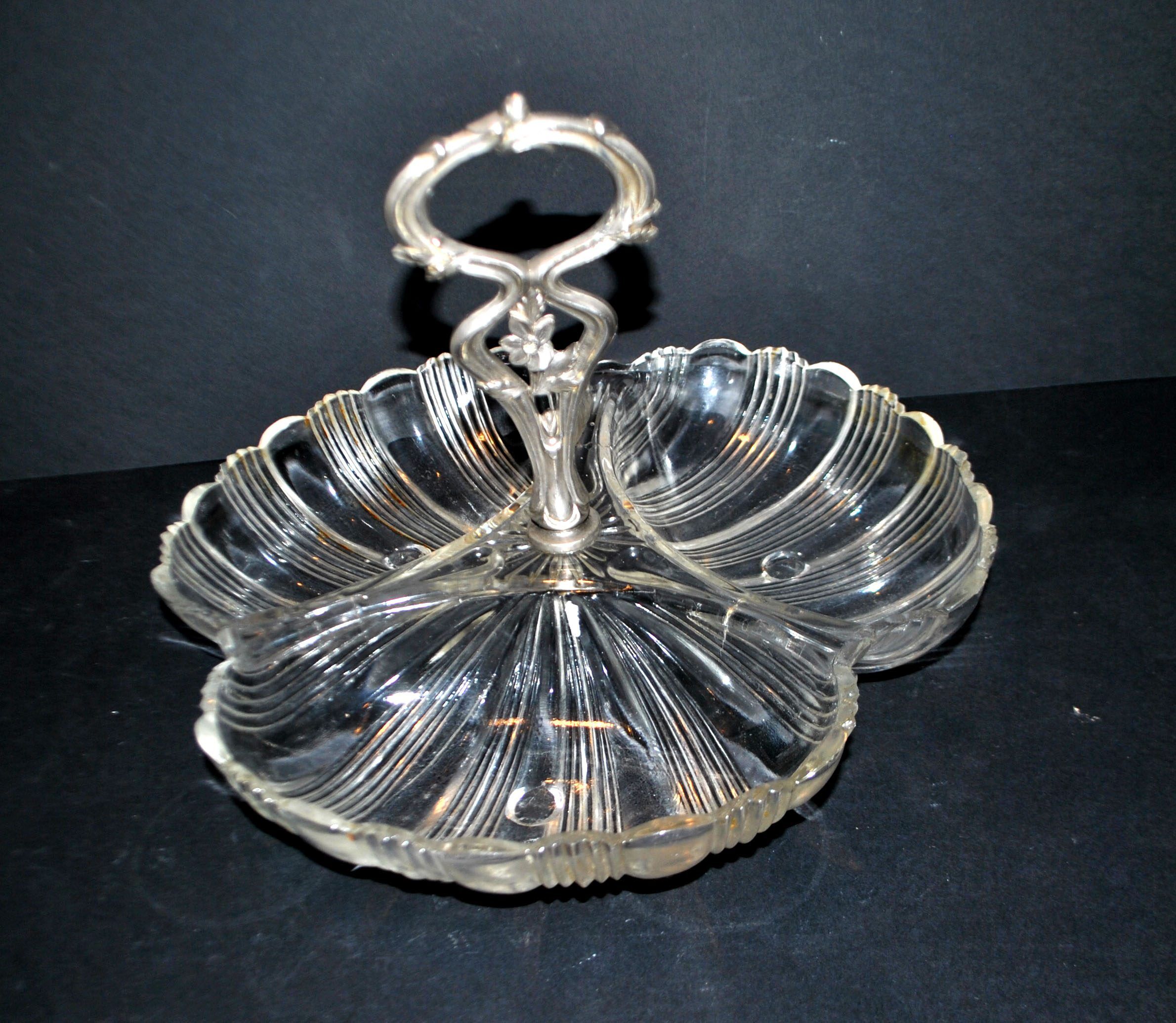 Art Nouveau polylobed bowl in molded glass, shell shape, 1900-1910