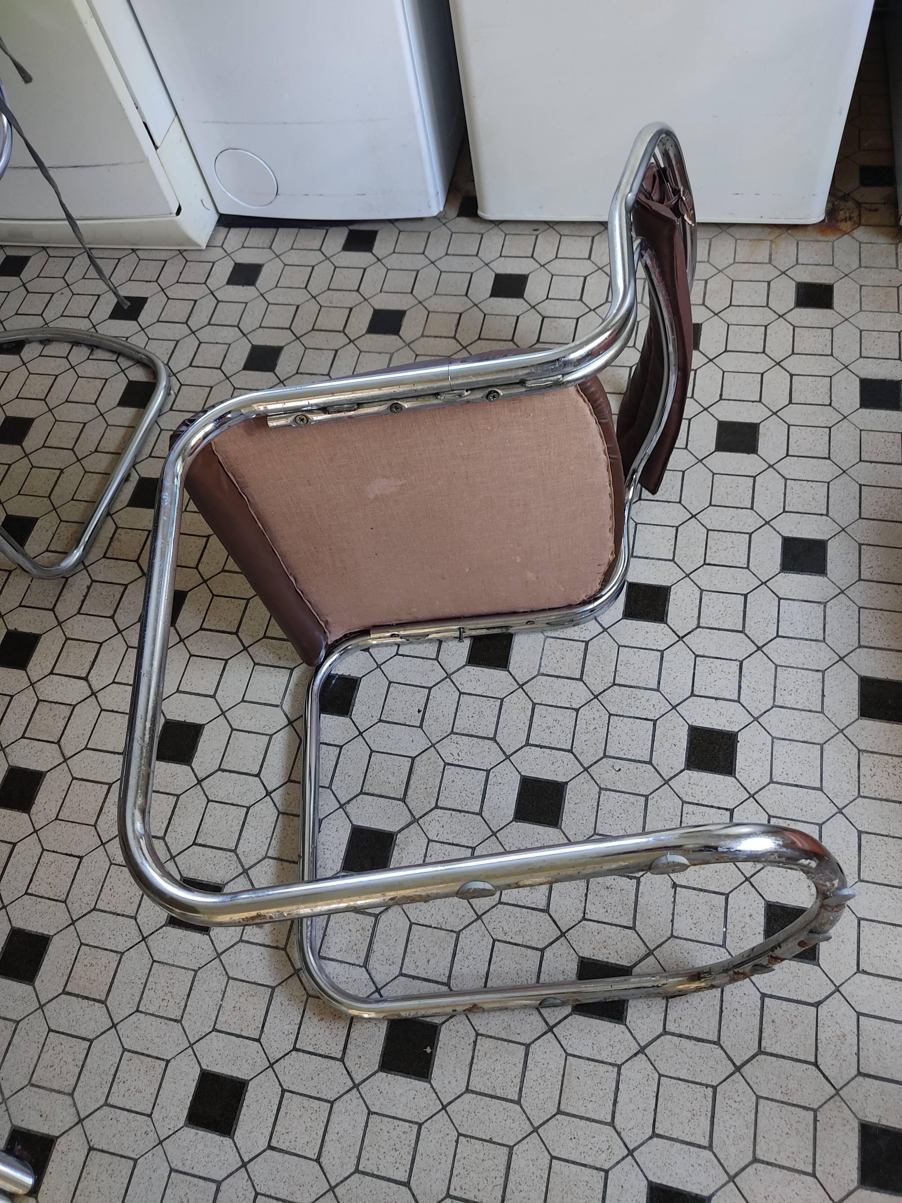 Round kitchen table with smoked glass top and 4 chairs from the 1970s.