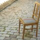 Chaise en bois et toile rayée