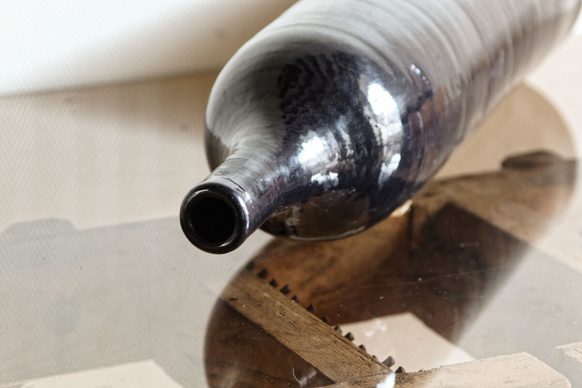 Grand vase bouteille en terre cuite vernissée