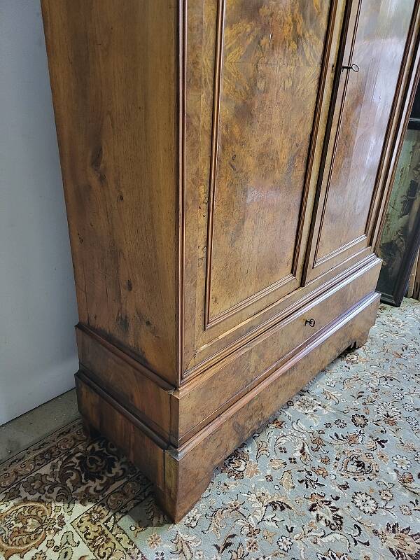 BUR WALNUT CABINET 2 DOORS 2 DRAWERS