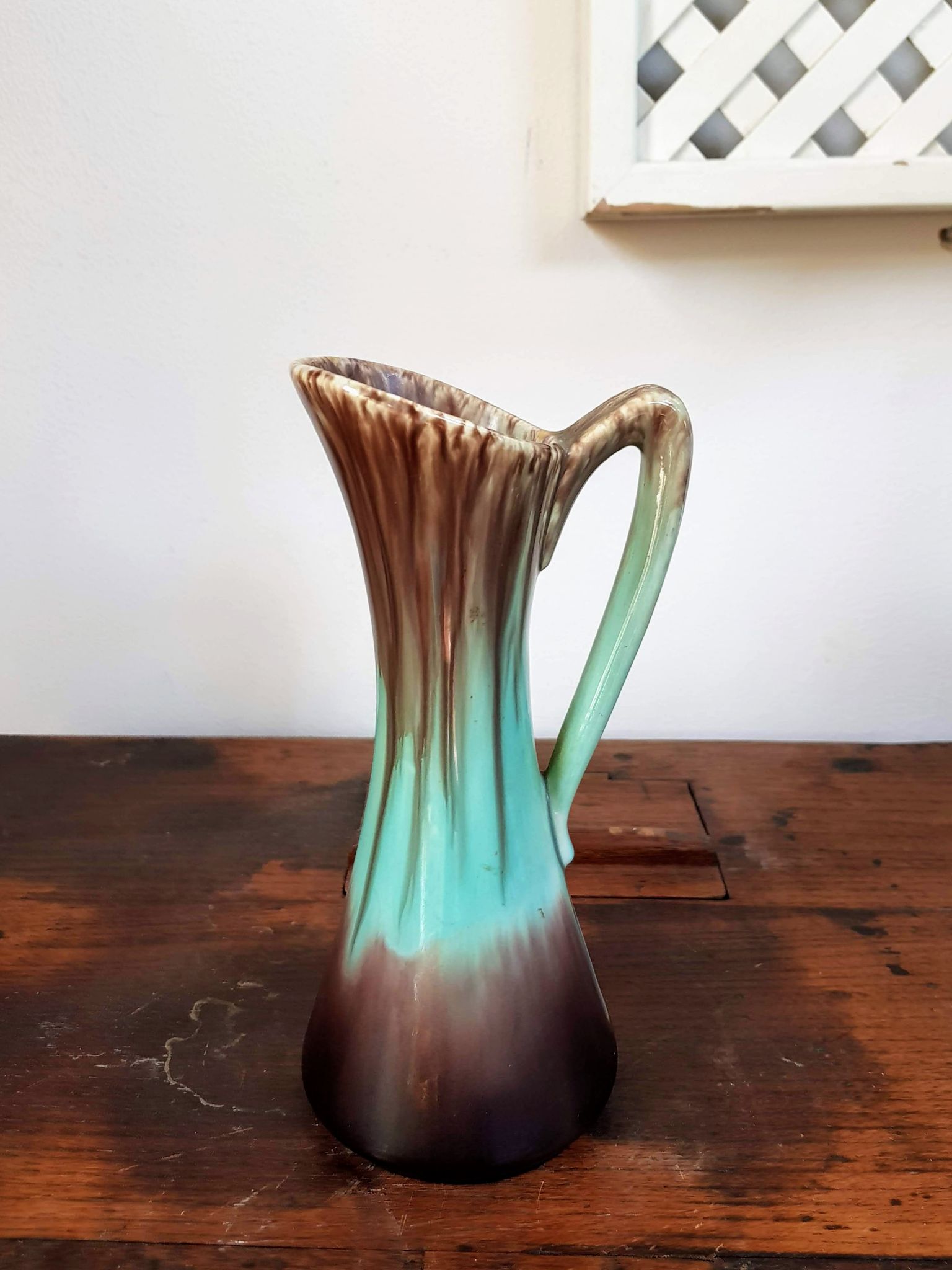 Pichet antique en céramique brune et verte