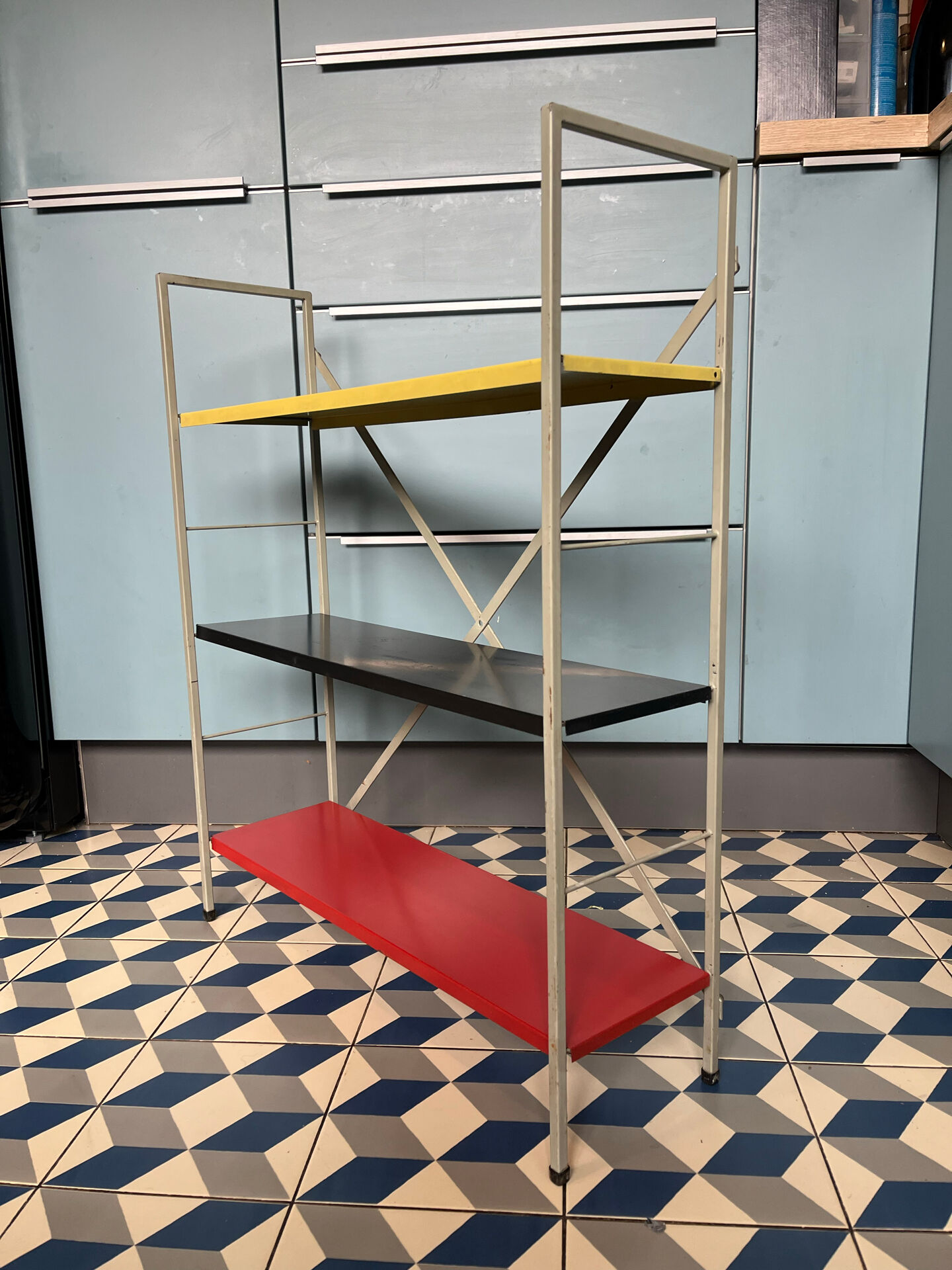 Tomado shelf to be placed