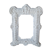 Cadre ancien en laiton repoussé patiné blanc