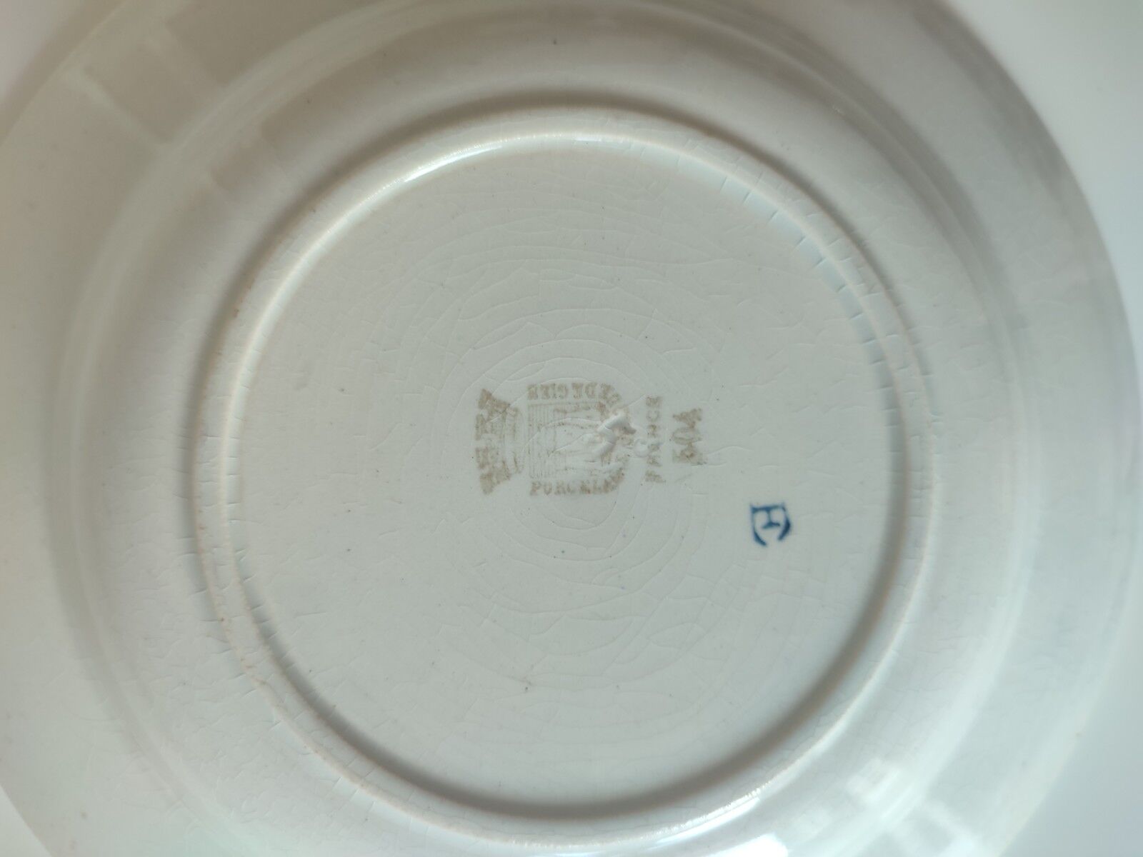 Hollow plates Earth of iron porcelain of Gien