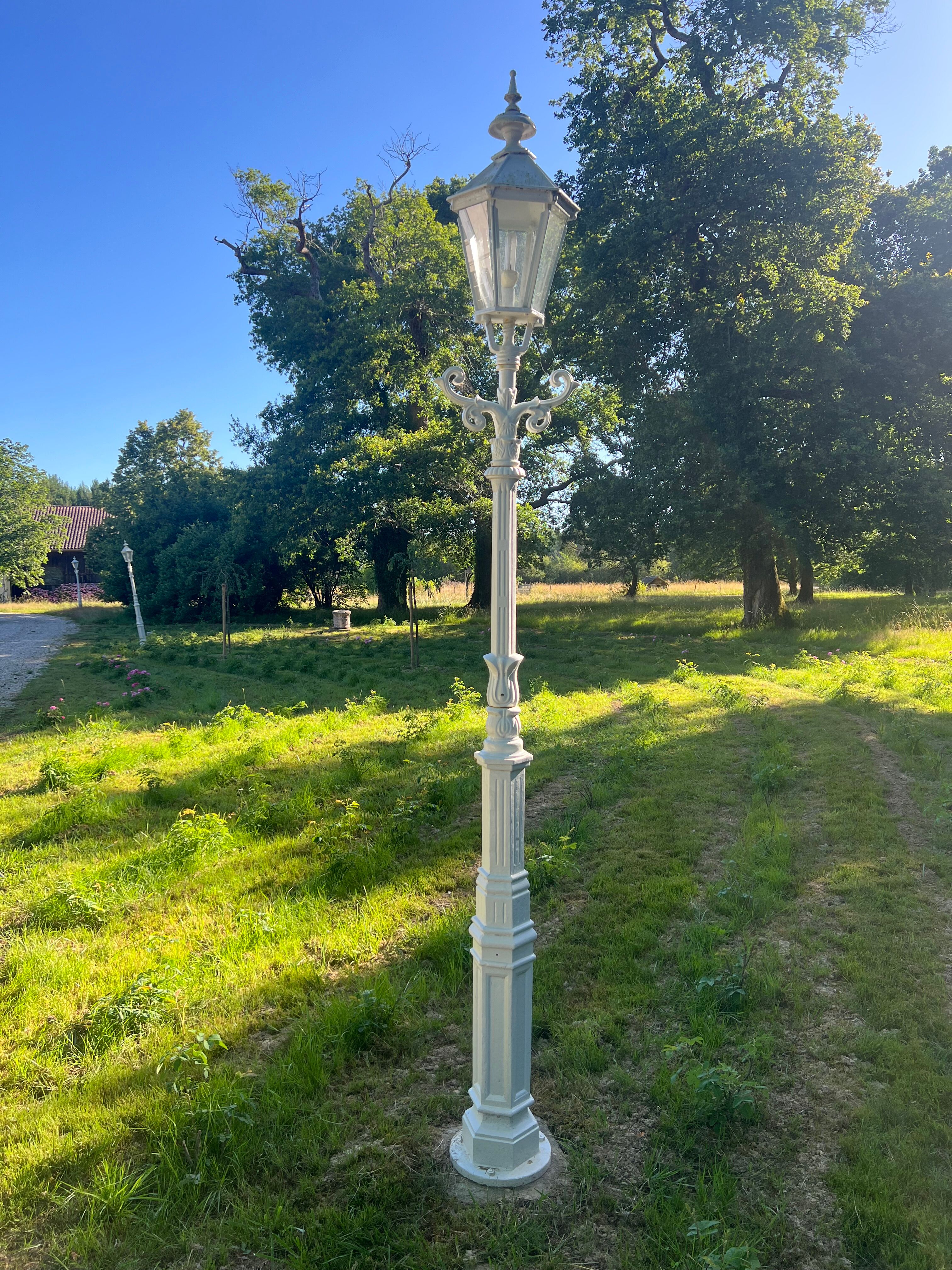 17 lampadaires en fonte