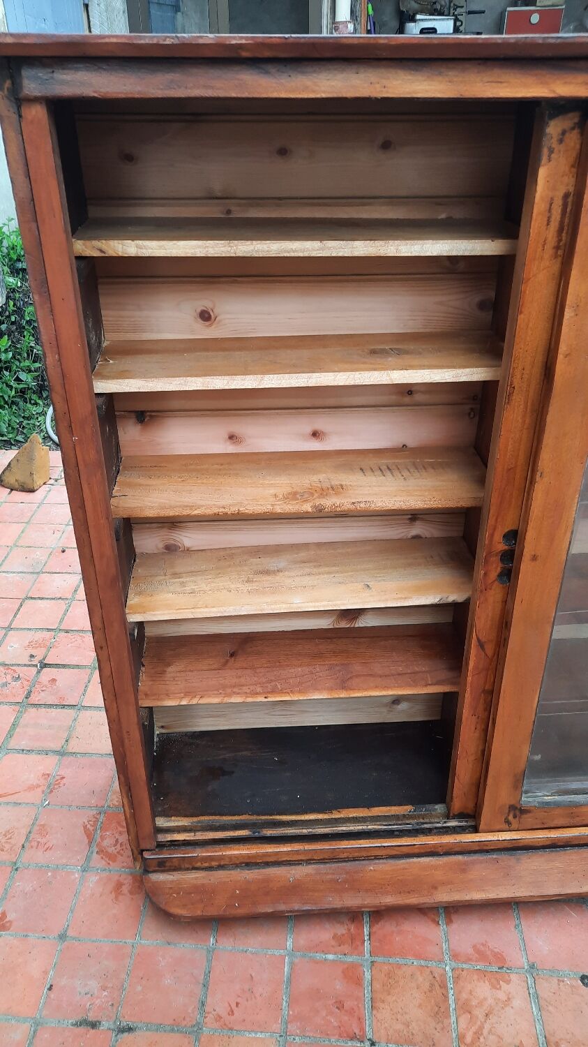 Showcase to install or hang