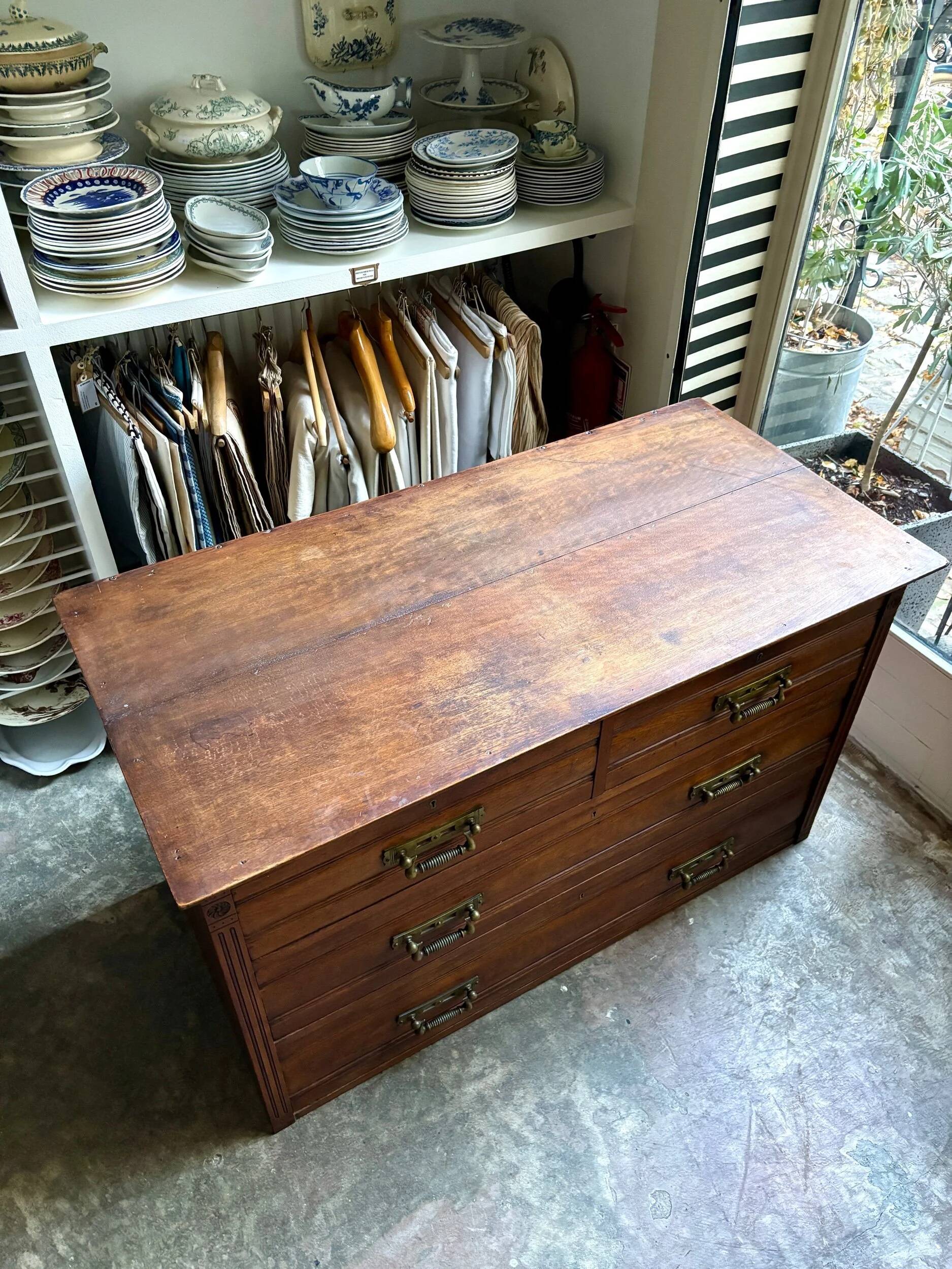 Commode anglaise Hobbs & Co 4 tiroirs en bois foncé