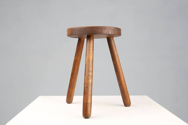 Tabouret bas rustique brutaliste tripode en bois massif de fabrication artisanale française